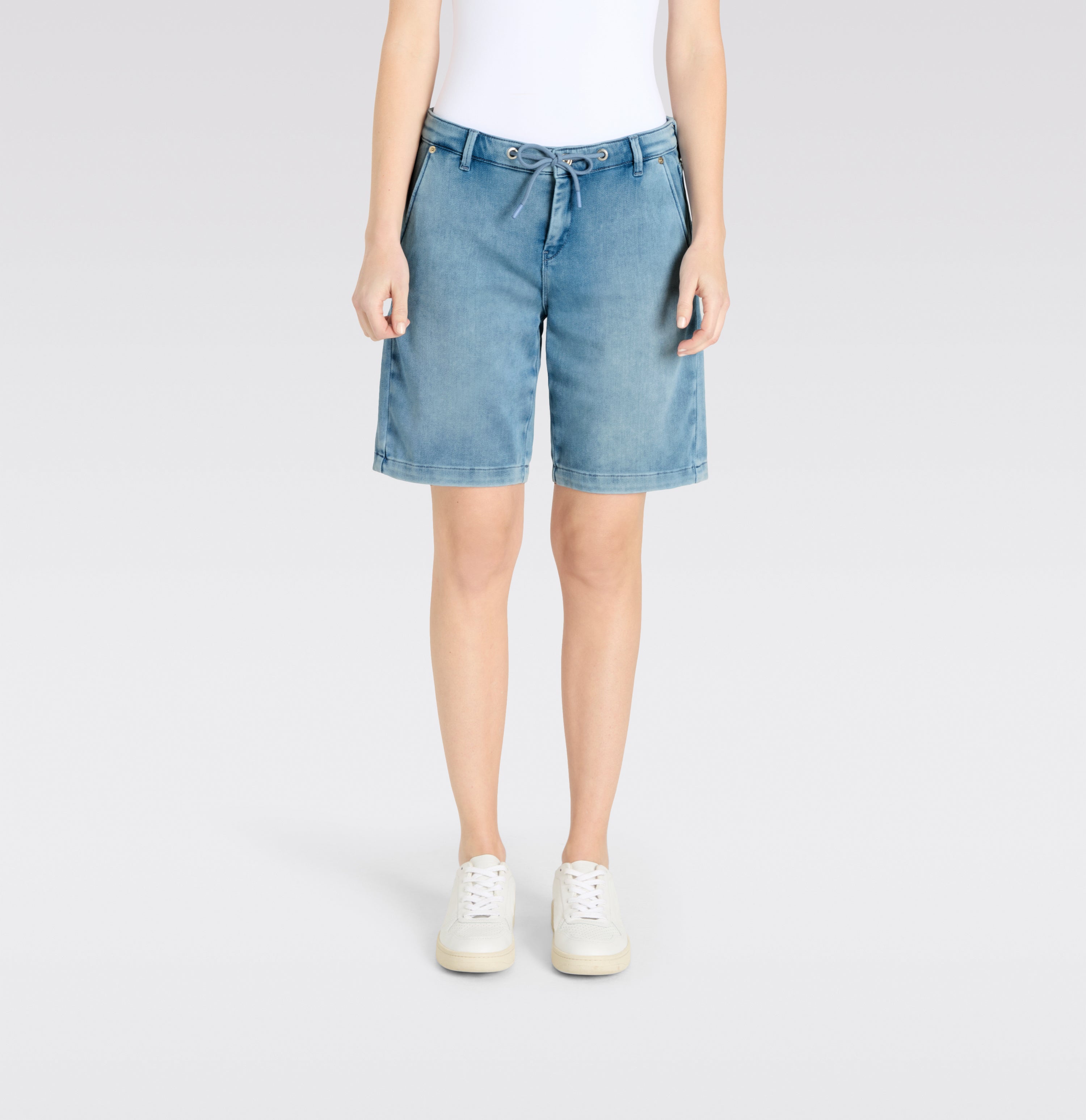 Wide sweat denim shorts with drawstring. | JOG´N SHORT | stormy fancy blue | Front view of model