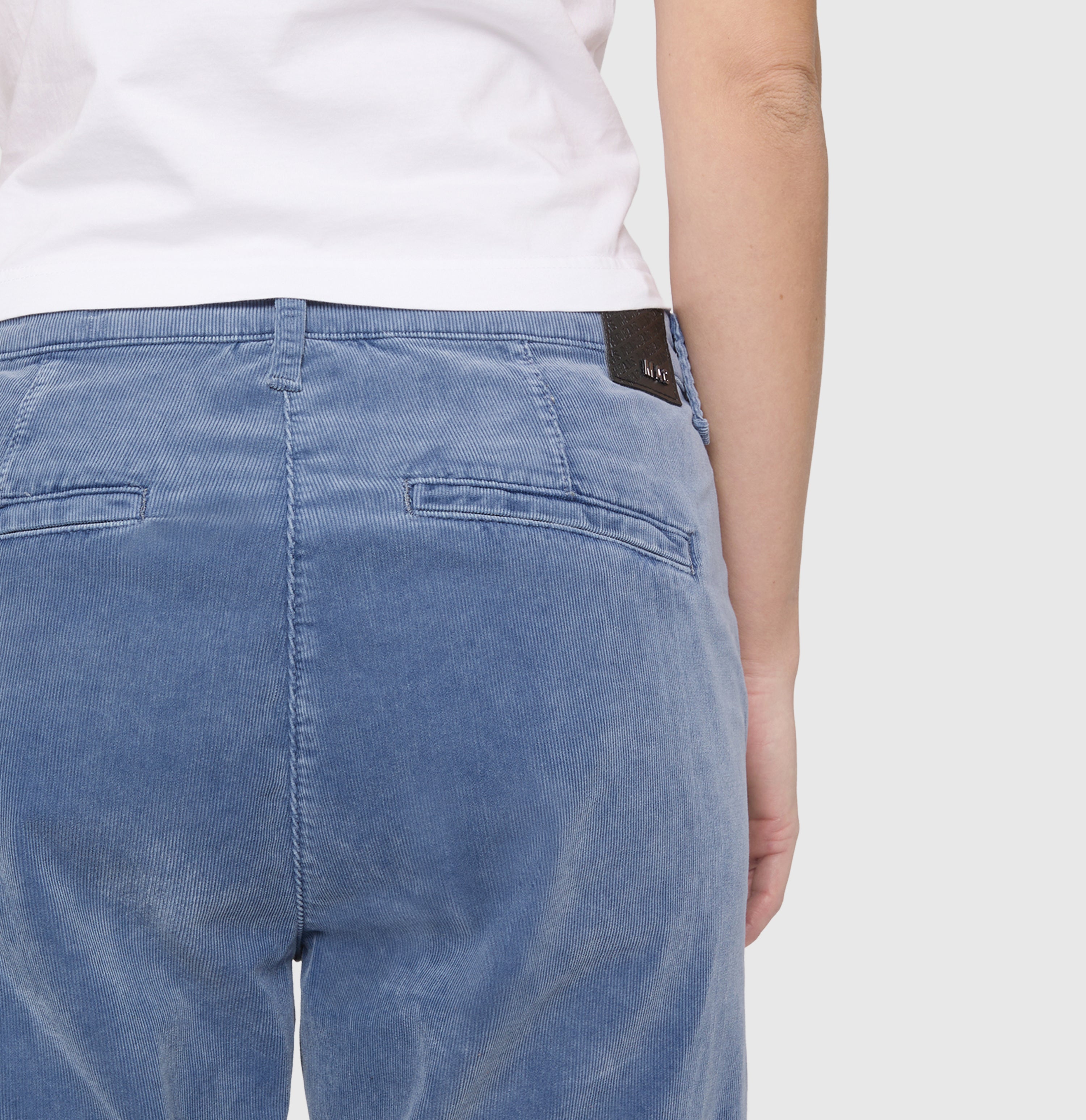 Slim chino made of baby corduroy in brilliant colours. | CHINO turn up | grisaille | Side view of model