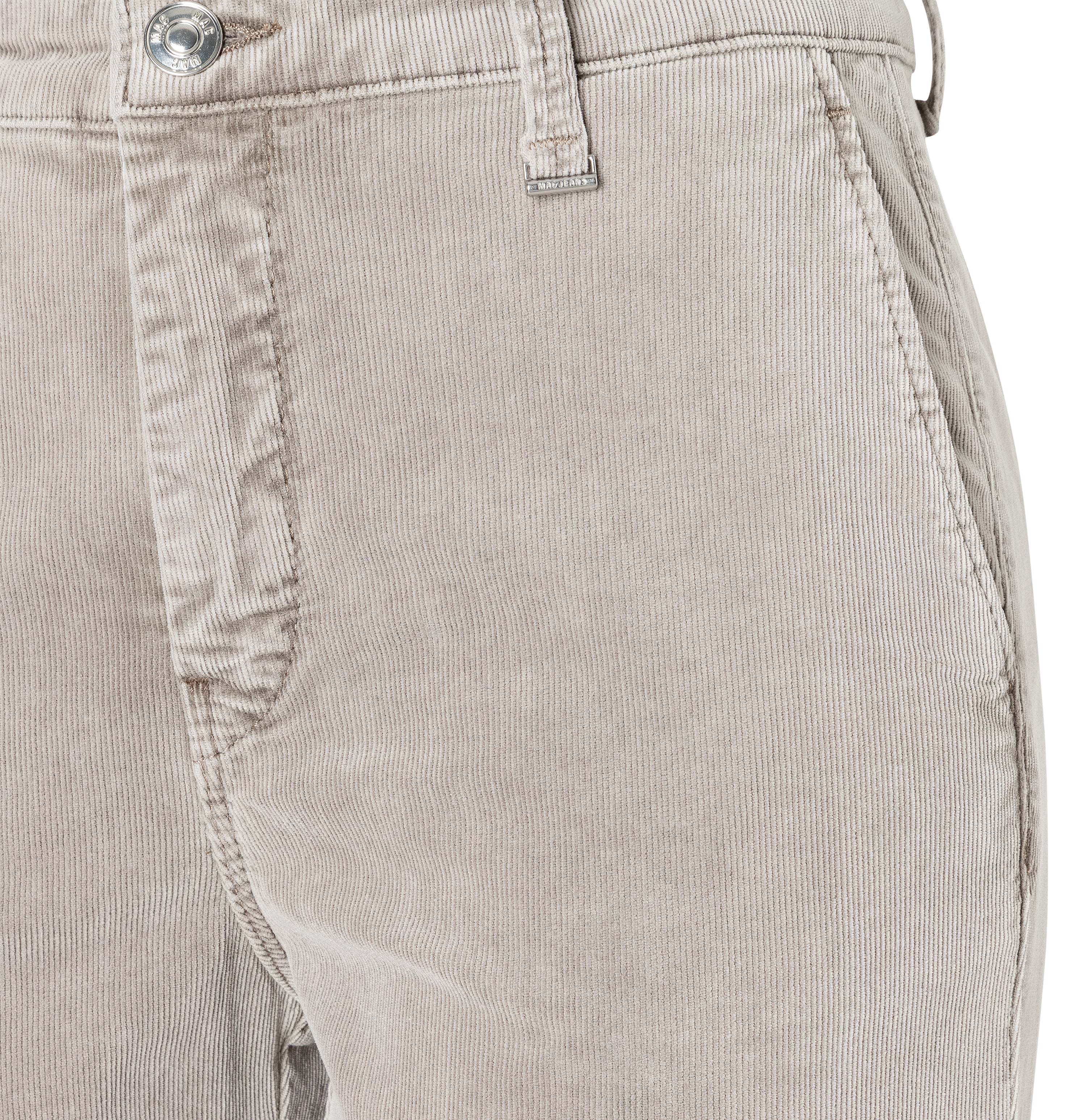 Slim chino made of baby corduroy in brilliant colours. | CHINO turn up | desert taupe | Side view of bust