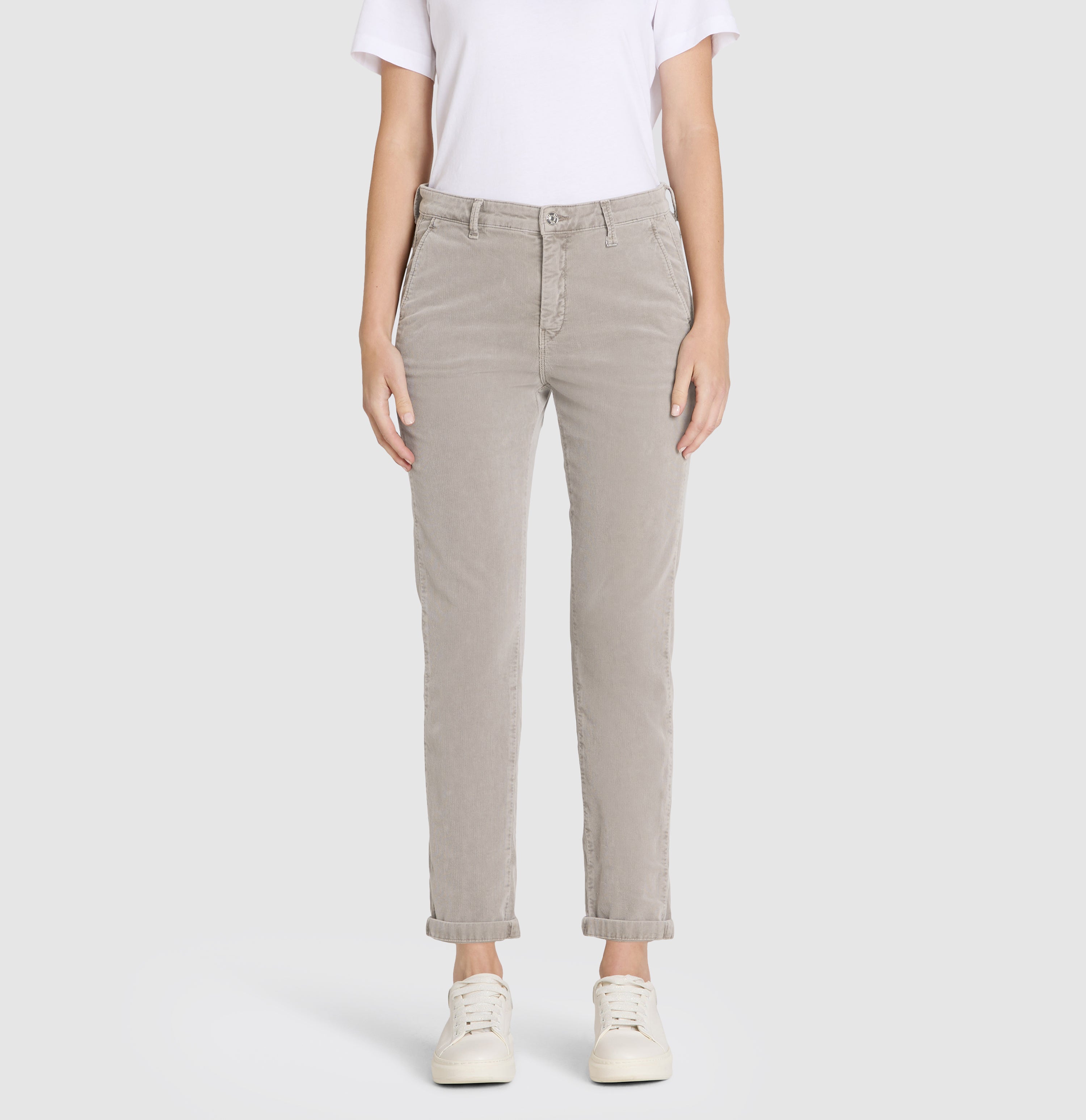 Slim chino made of baby corduroy in brilliant colours. | CHINO turn up | desert taupe | Front view of model