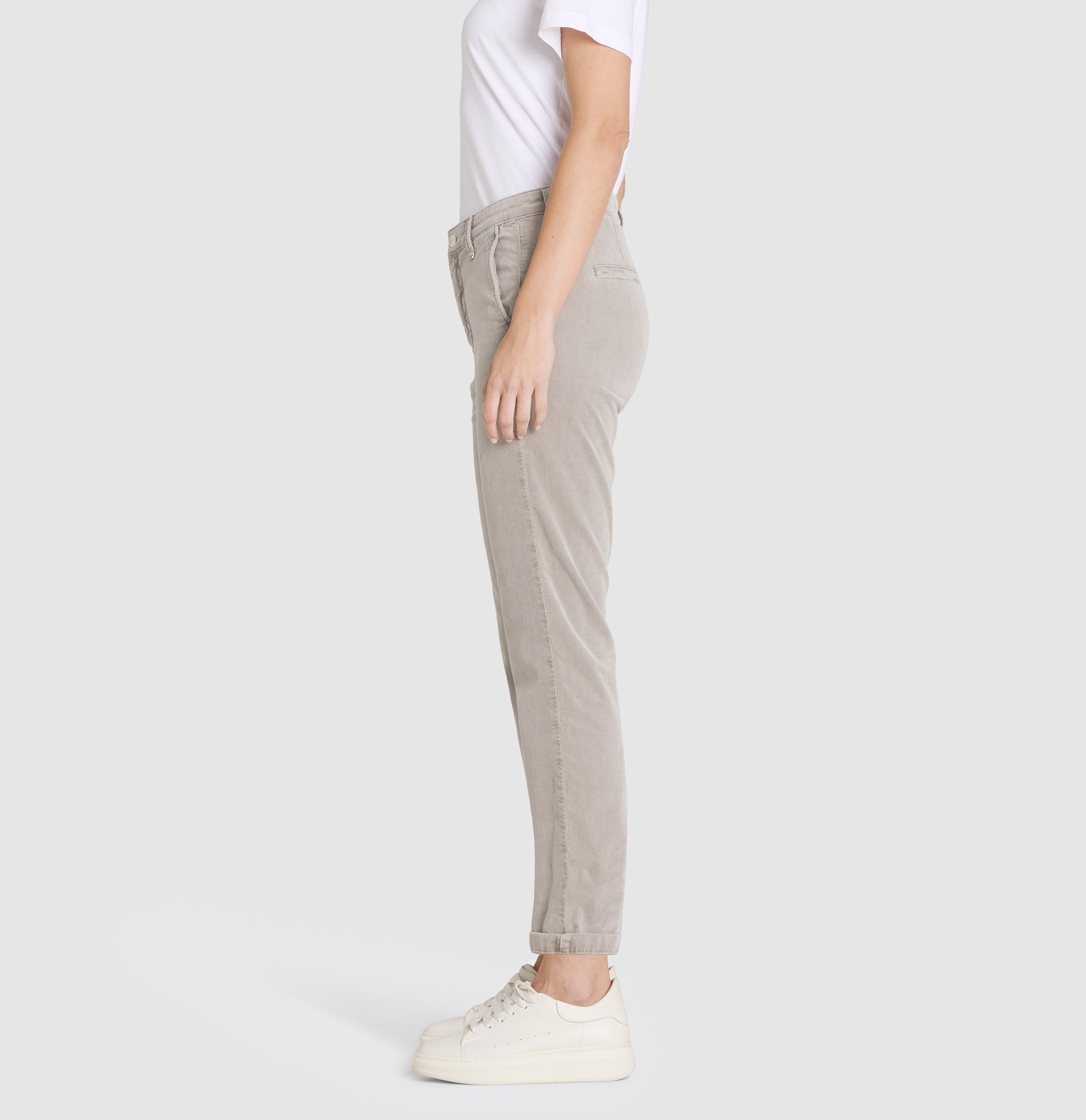 Slim chino made of baby corduroy in brilliant colours. | CHINO turn up | desert taupe | Side view of model