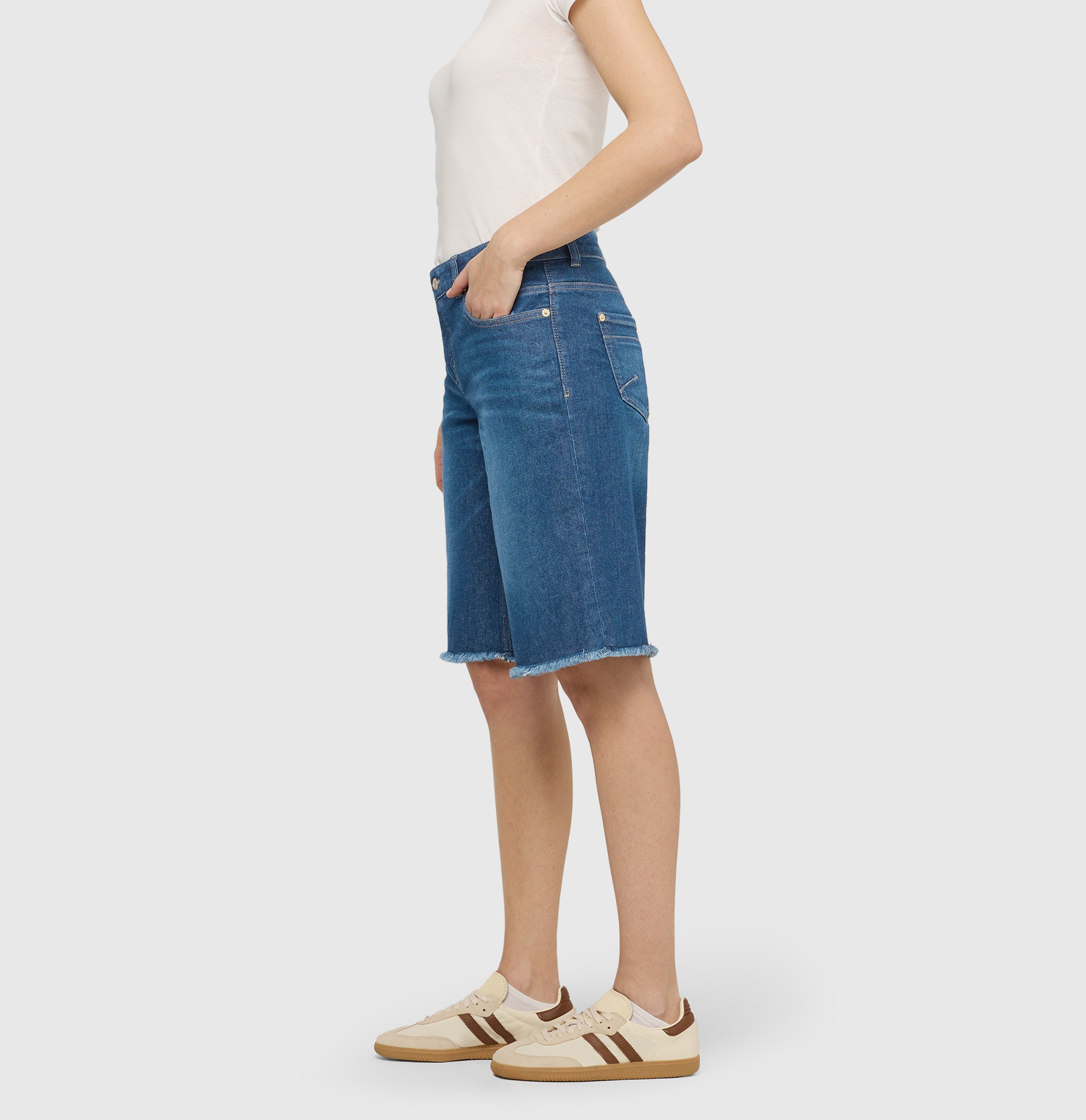 Wide Bermuda with open hem. | RICH BERMUDA | heavy damaged blue | Side view of model