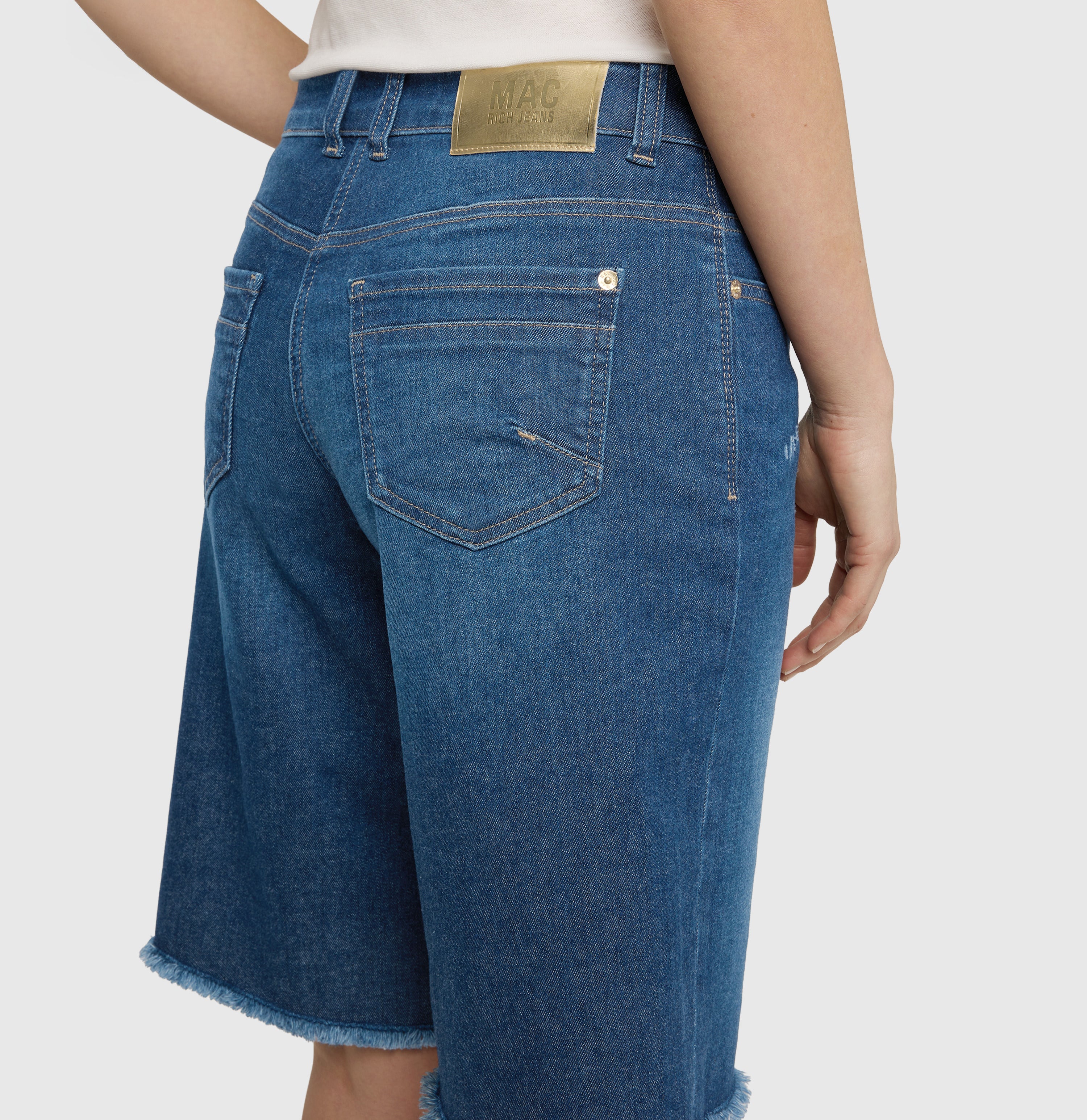 Wide Bermuda with open hem. | RICH BERMUDA | heavy damaged blue | Detailed view 2 of model