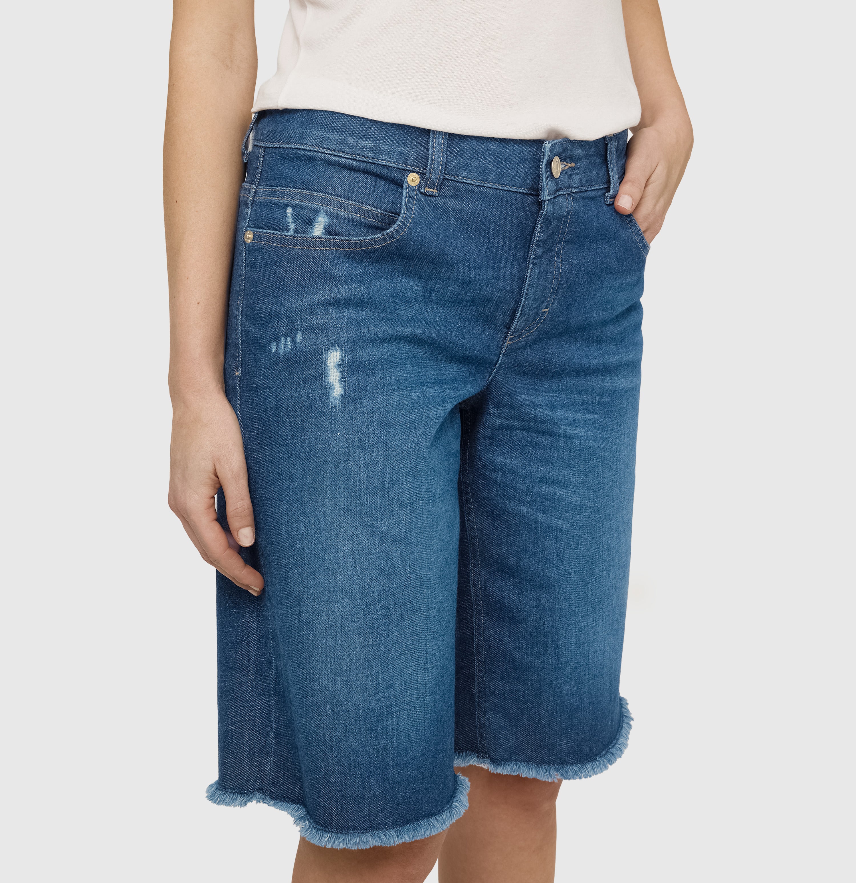 Wide Bermuda with open hem. | RICH BERMUDA | heavy damaged blue | Detailed view 3 of model