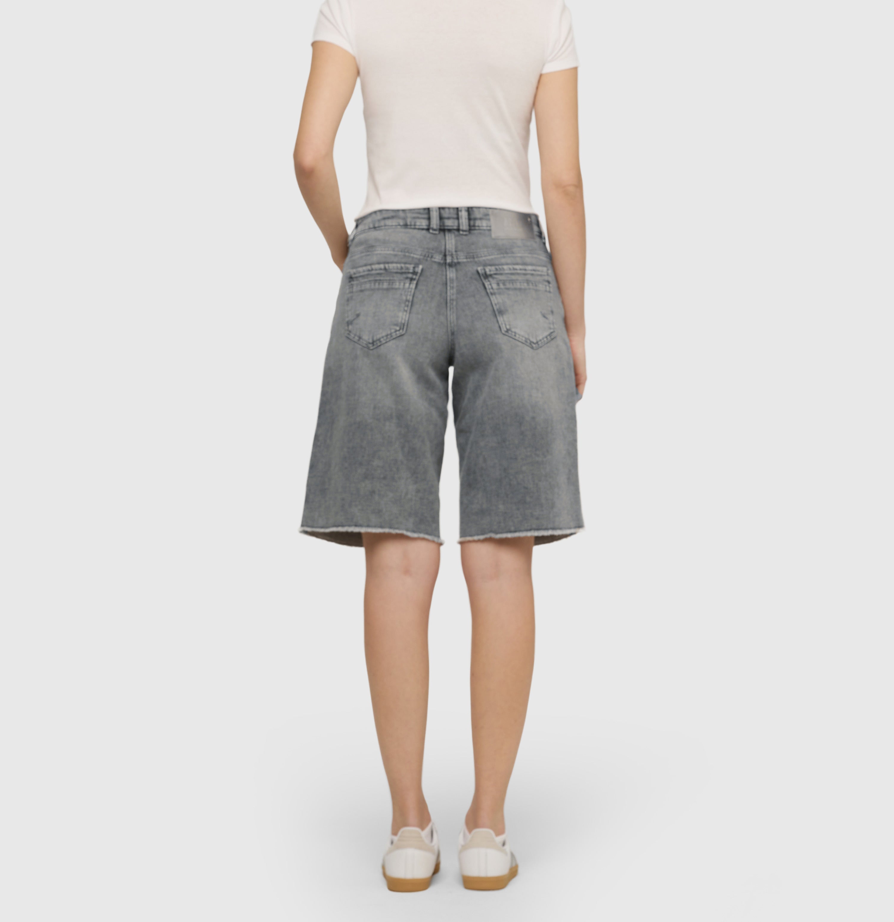 Wide Bermuda made of comfort stretch denim. | RICH BERMUDA | ash grey used wash | Back view of model