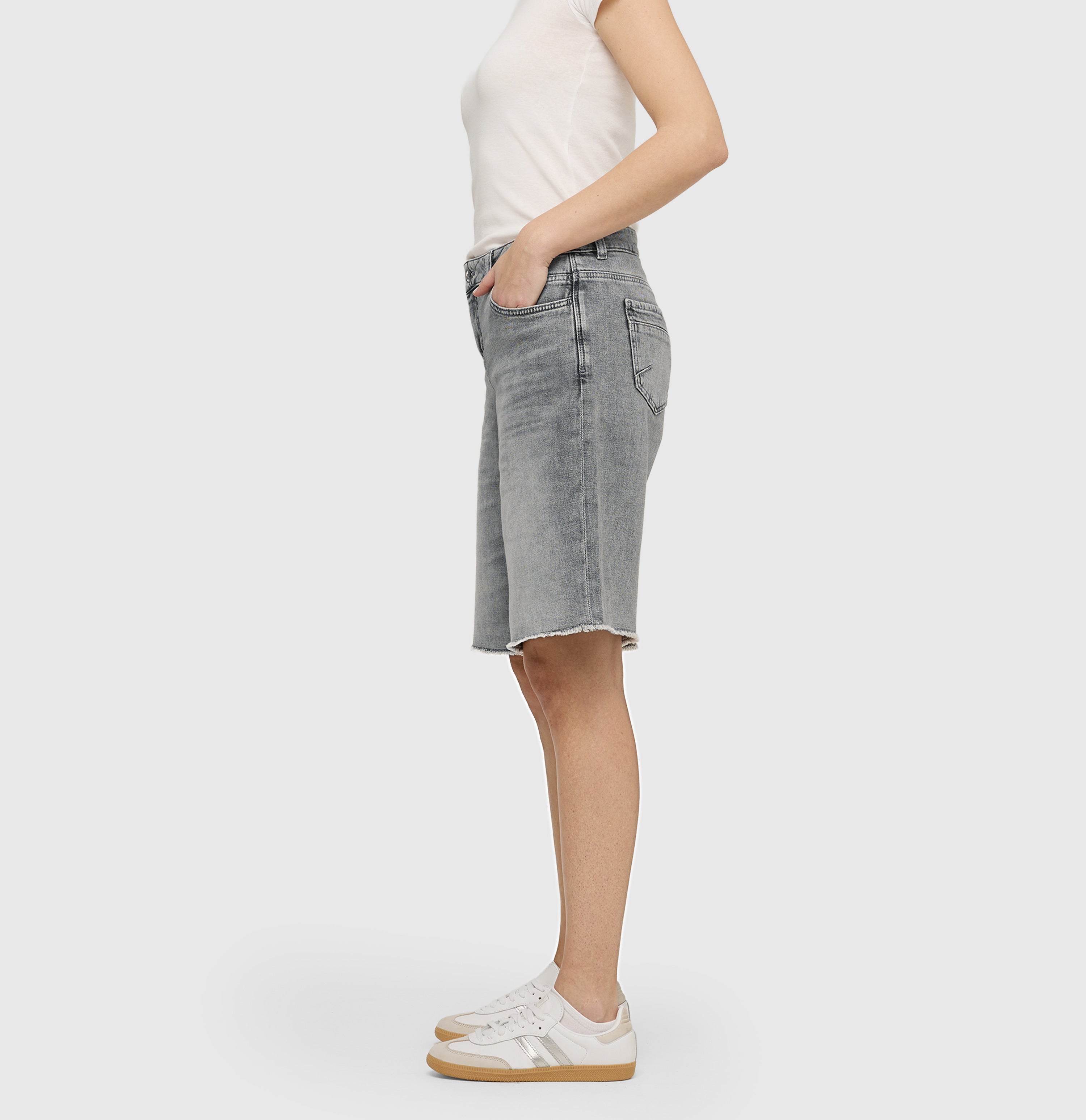 Wide Bermuda made of comfort stretch denim. | RICH BERMUDA | ash grey used wash | Side view of model