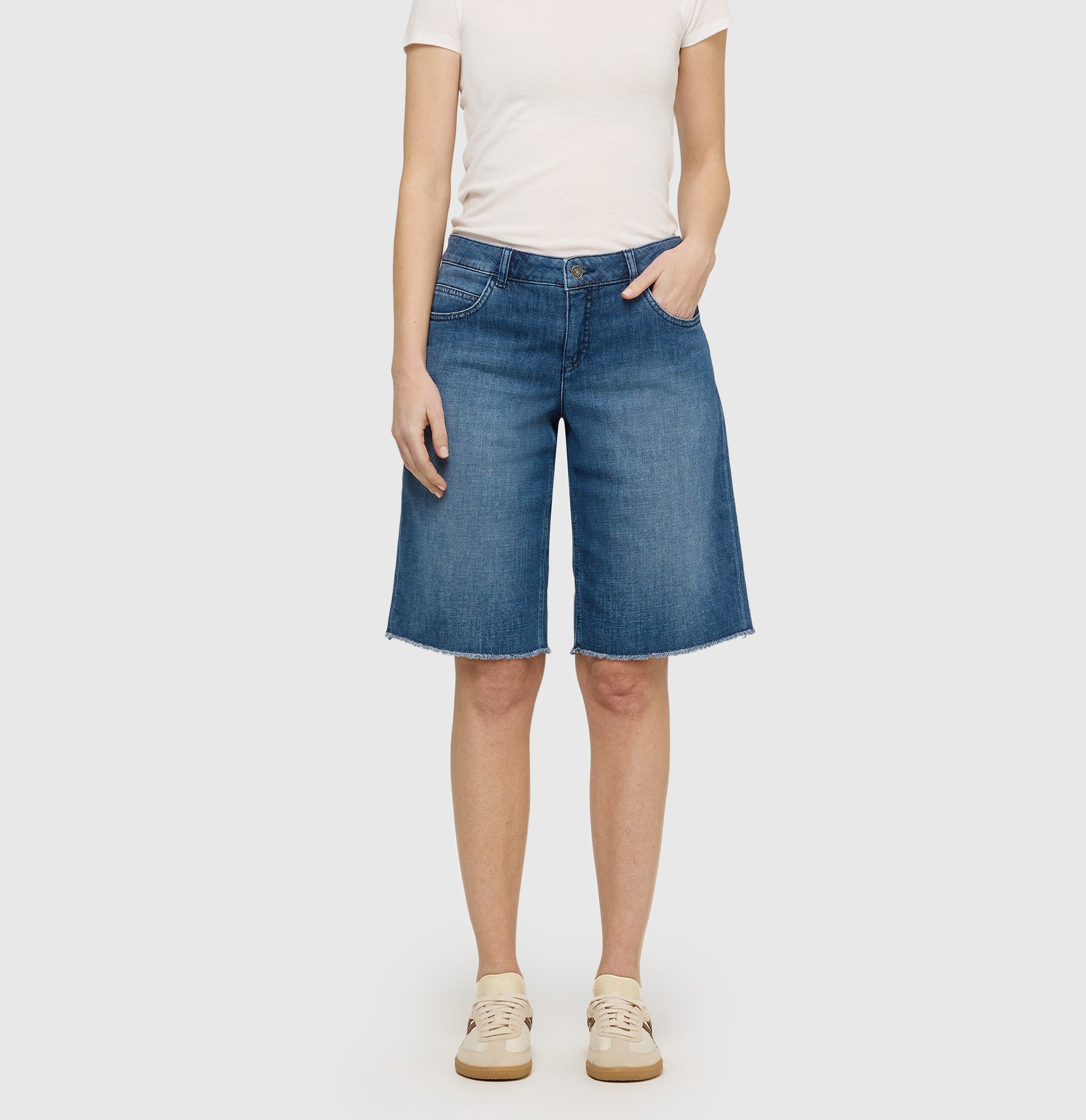 Wide Bermuda made of comfort stretch denim. | RICH BERMUDA | dark blue tinted wash | Front view of model