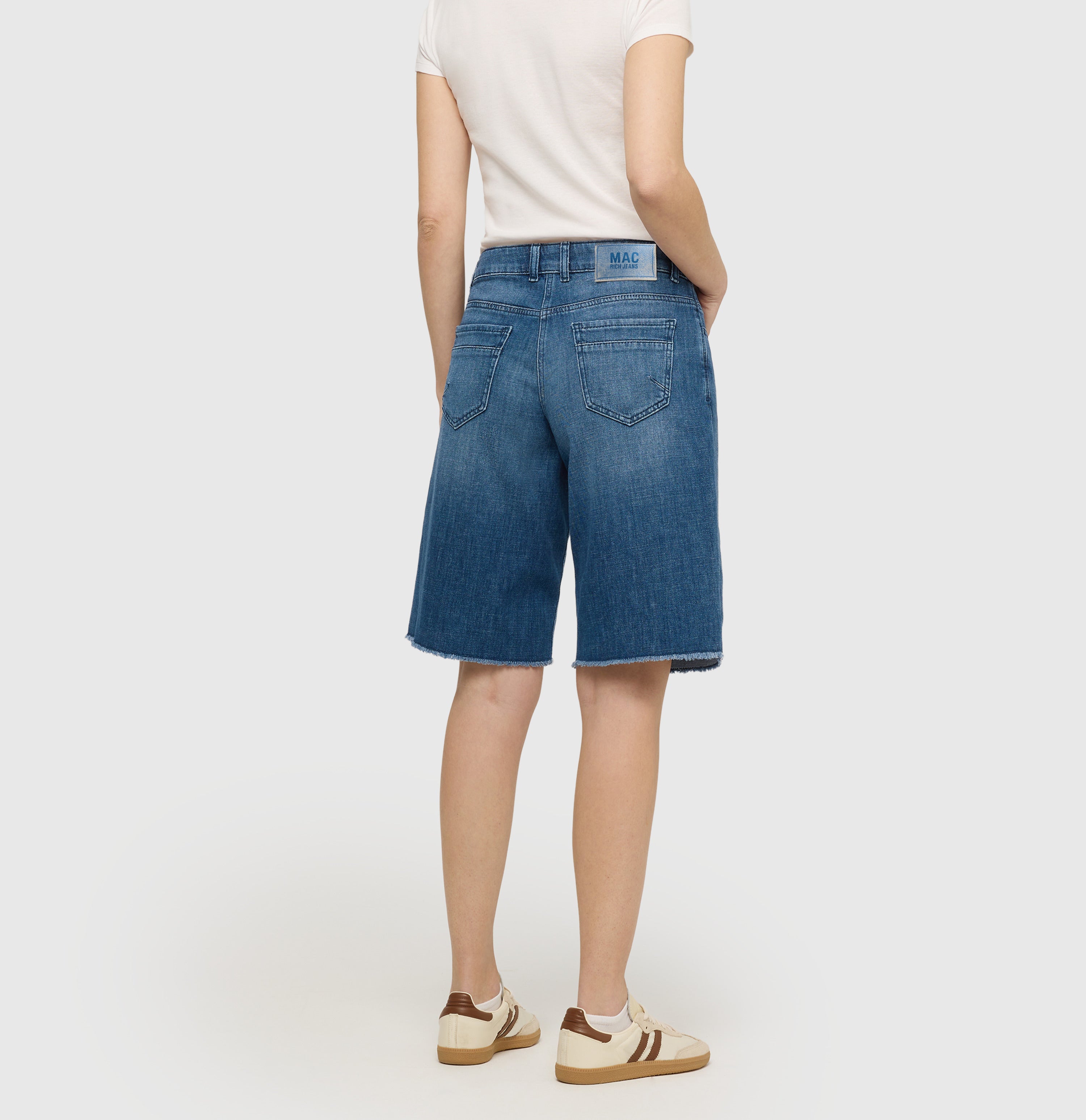 Wide Bermuda made of comfort stretch denim. | RICH BERMUDA | dark blue tinted wash | Back view of model