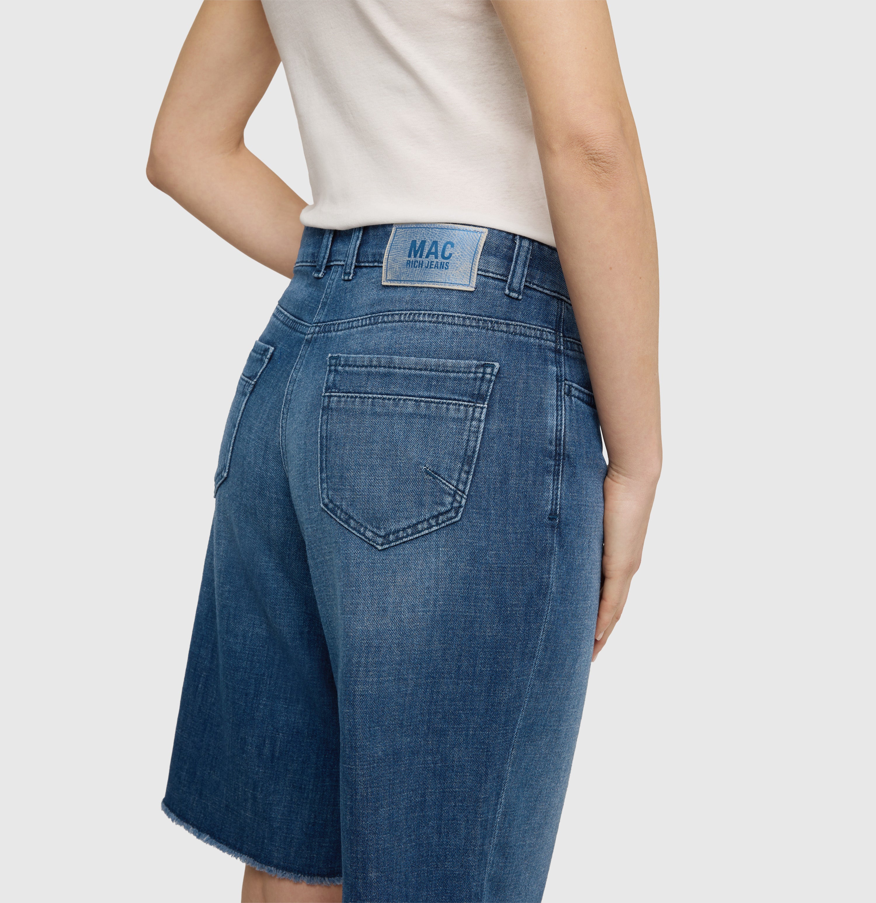 Wide Bermuda made of comfort stretch denim. | RICH BERMUDA | dark blue tinted wash | Detailed view 2 of model