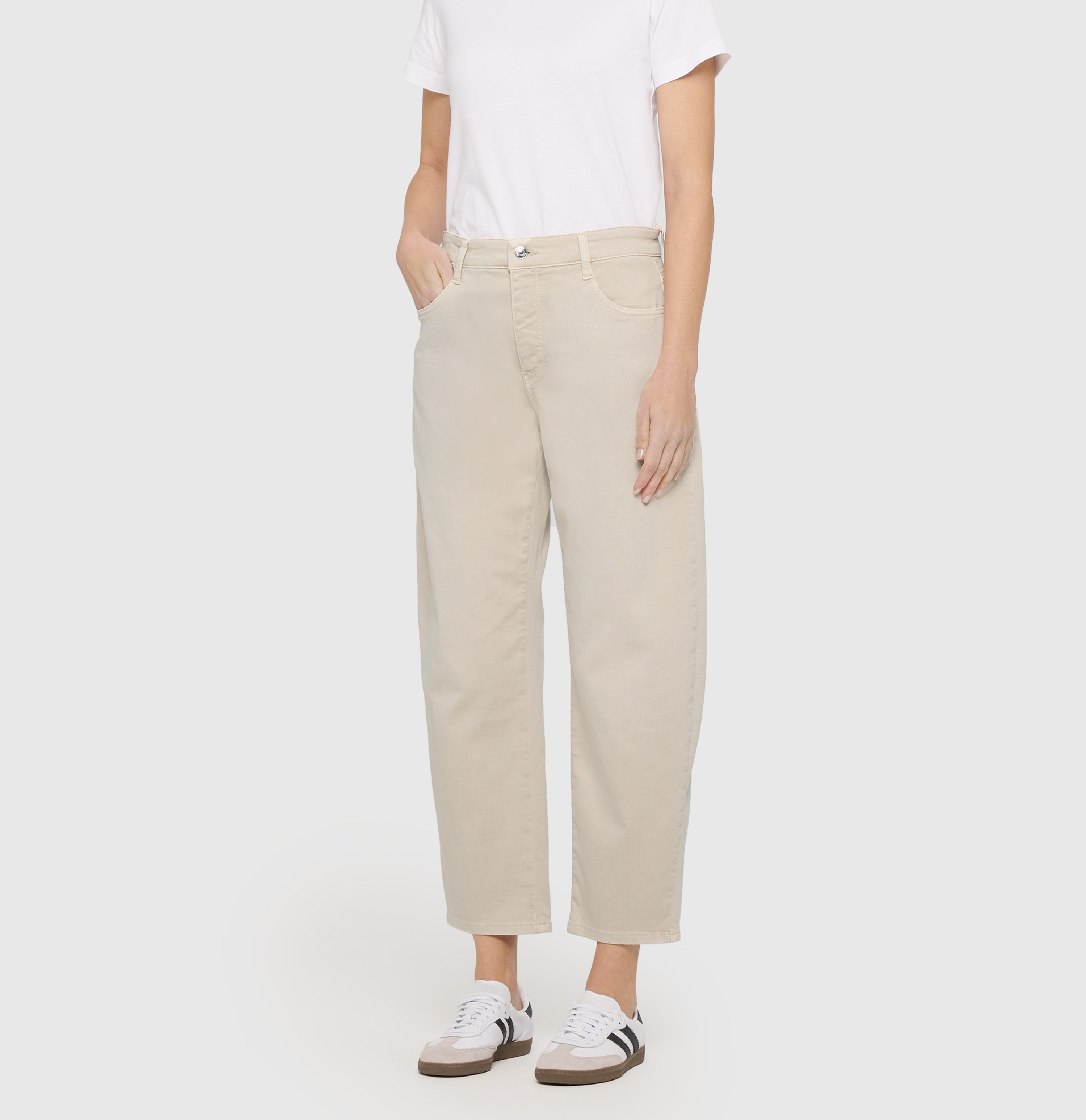 Barrel trousers made of high-stretch gabardine. | DANNI 2.3 Barrel | ivory | Front view of model