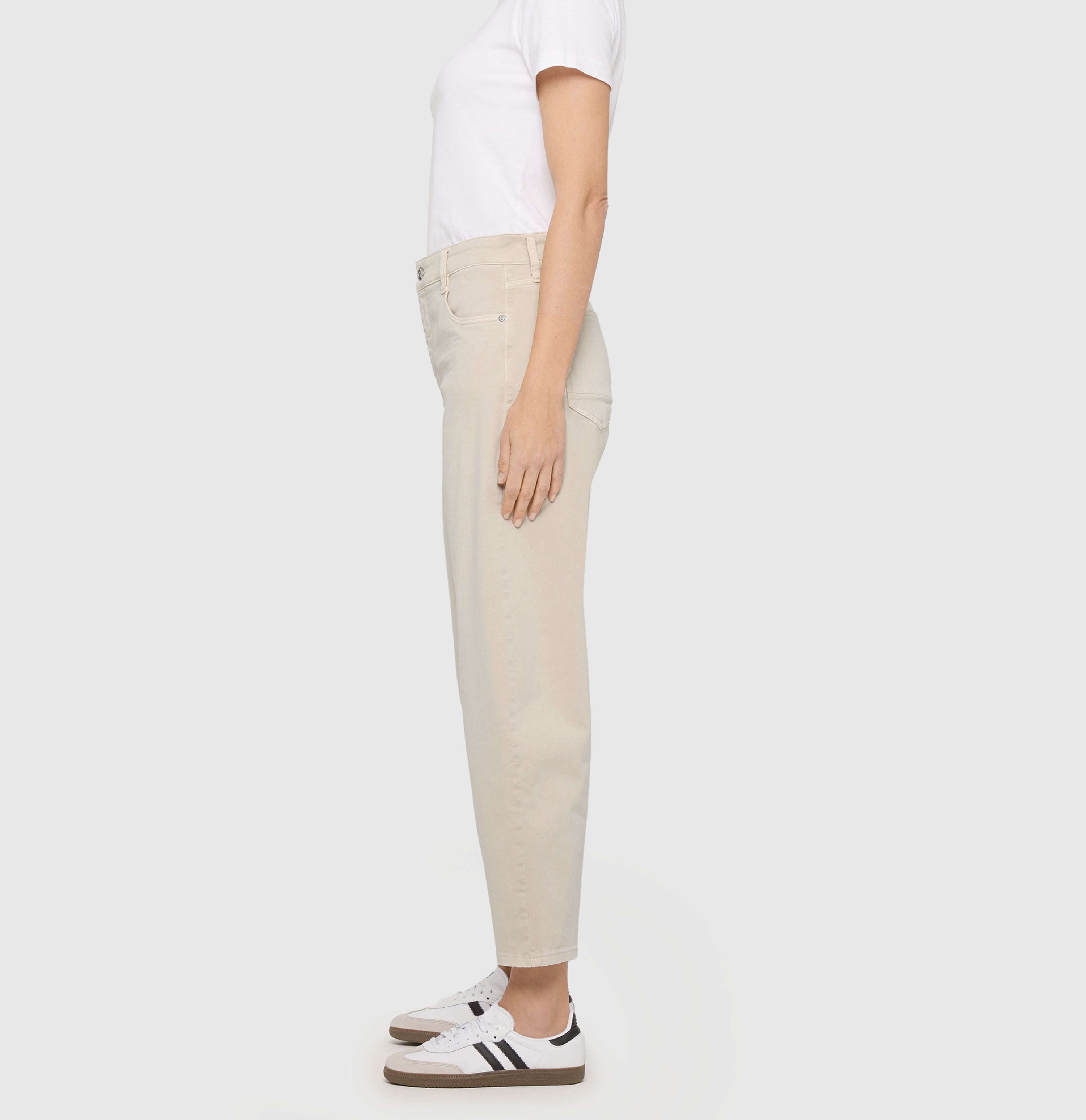 Barrel pants made from high-stretch gabardine. | DANNI 2.3 Barrel | ivory | Side view of model