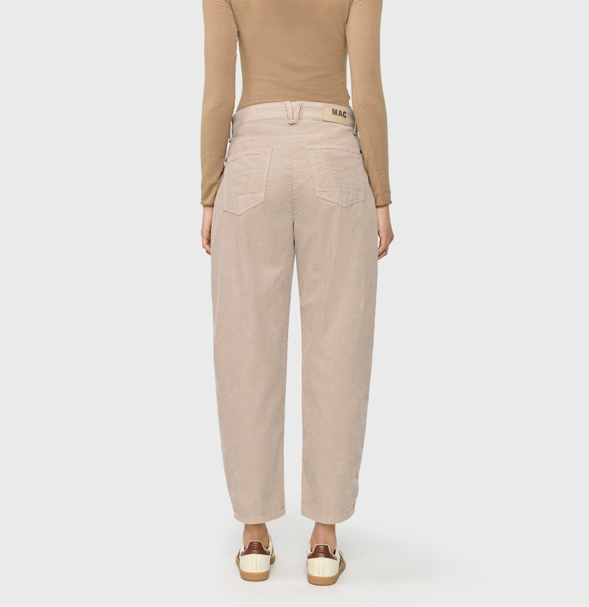 Loose fit in a modern corduroy material. | DANNI 2.3 | light beige kitt PPT | Back view of model
