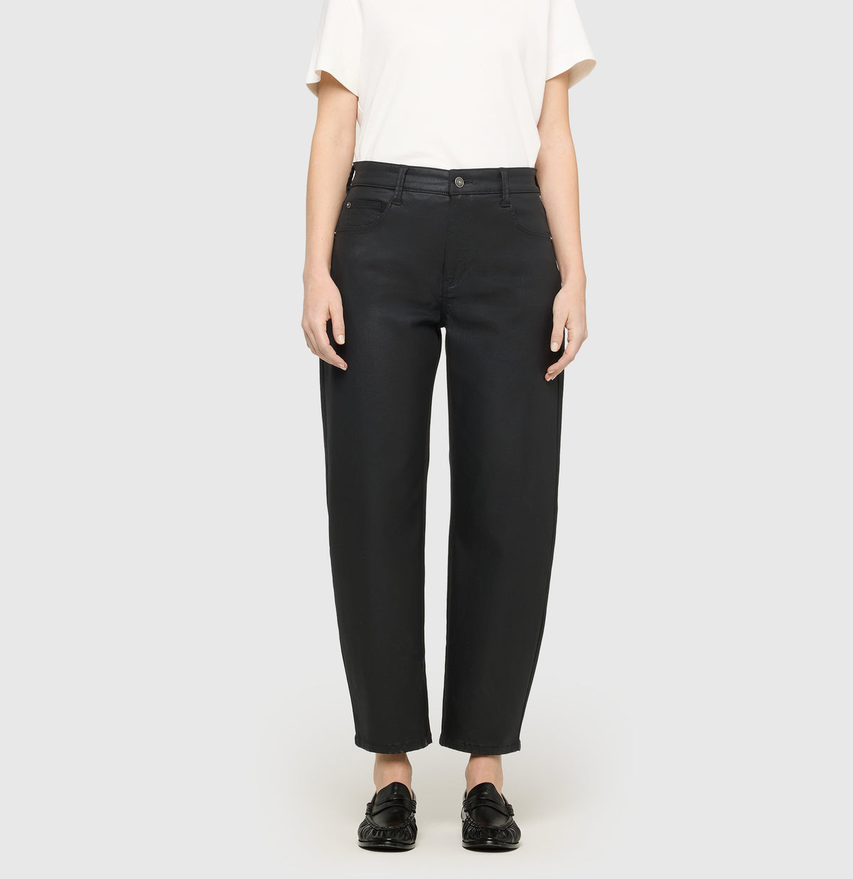 Loose fit with an authentic leather look. | DANNI 2.3 | black | Front view of model