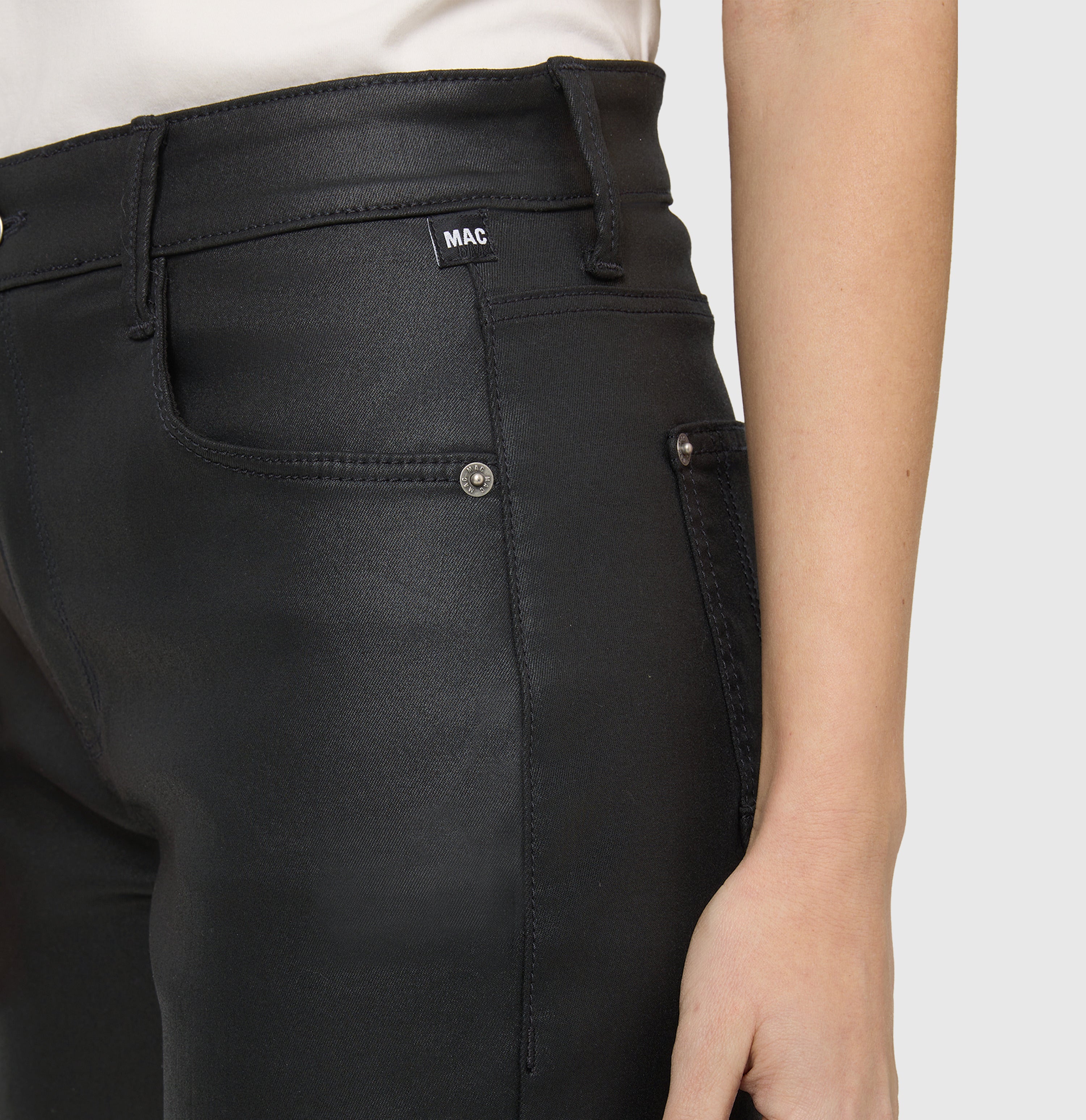 Loose fit with an authentic leather look. | DANNI 2.3 | black | Detailed view 3 of model