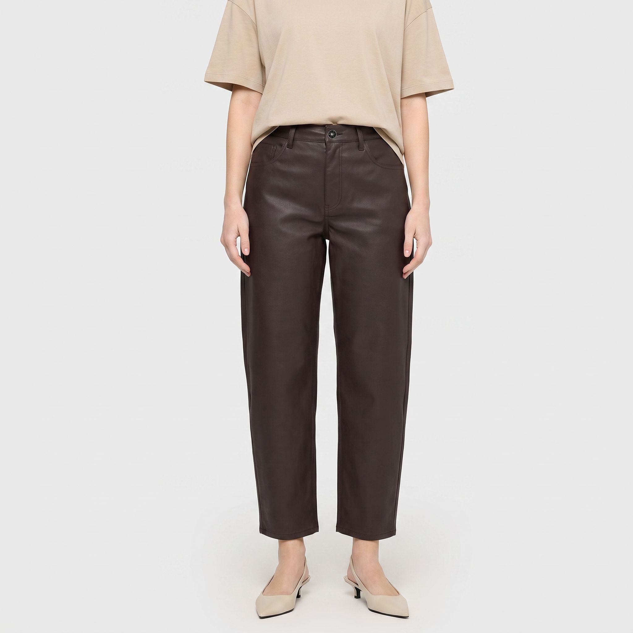 Loose fit with an authentic leather look. | DANNI 2.3 | truffle brown | Front view of model