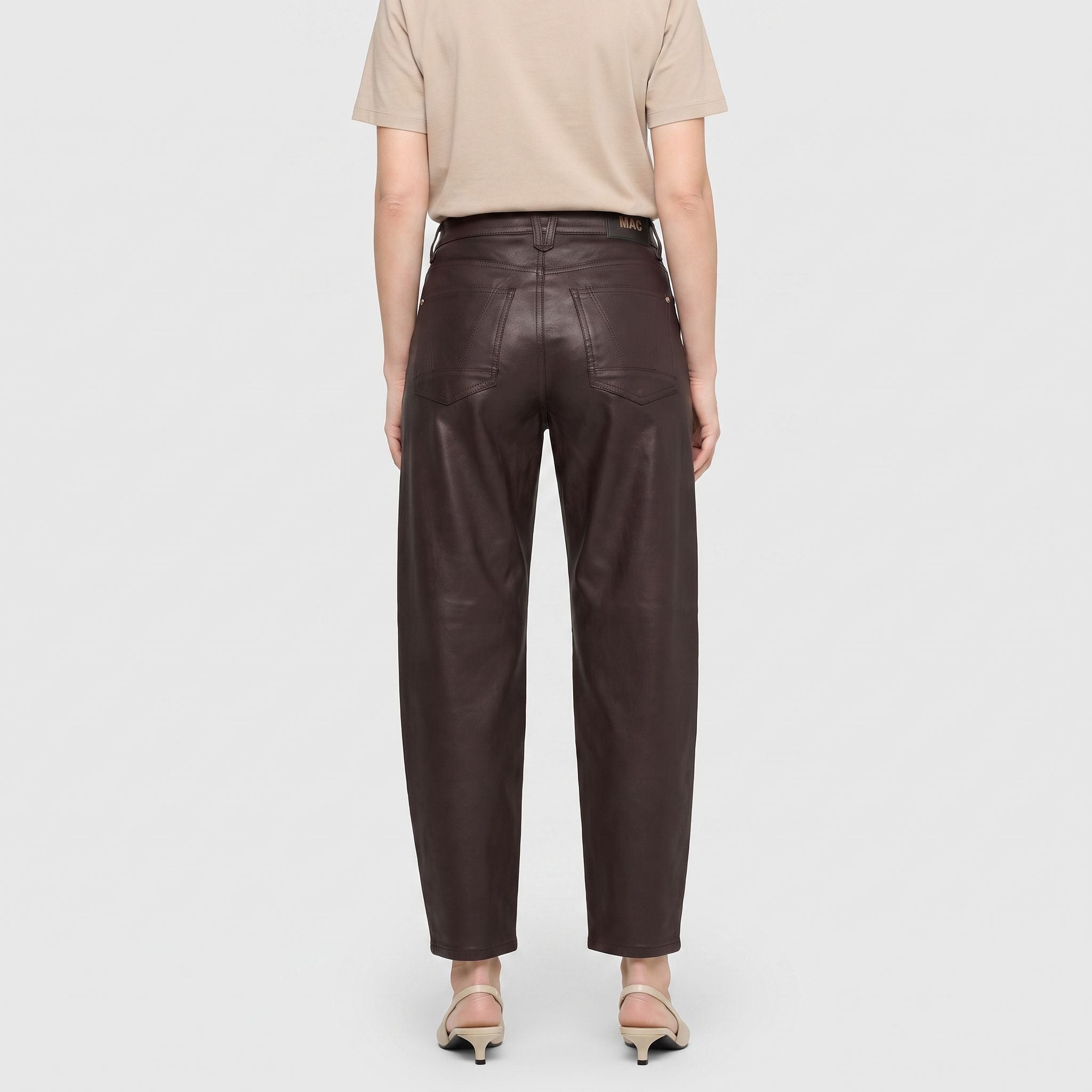 Loose fit with an authentic leather look. | DANNI 2.3 | truffle brown | Back view of model