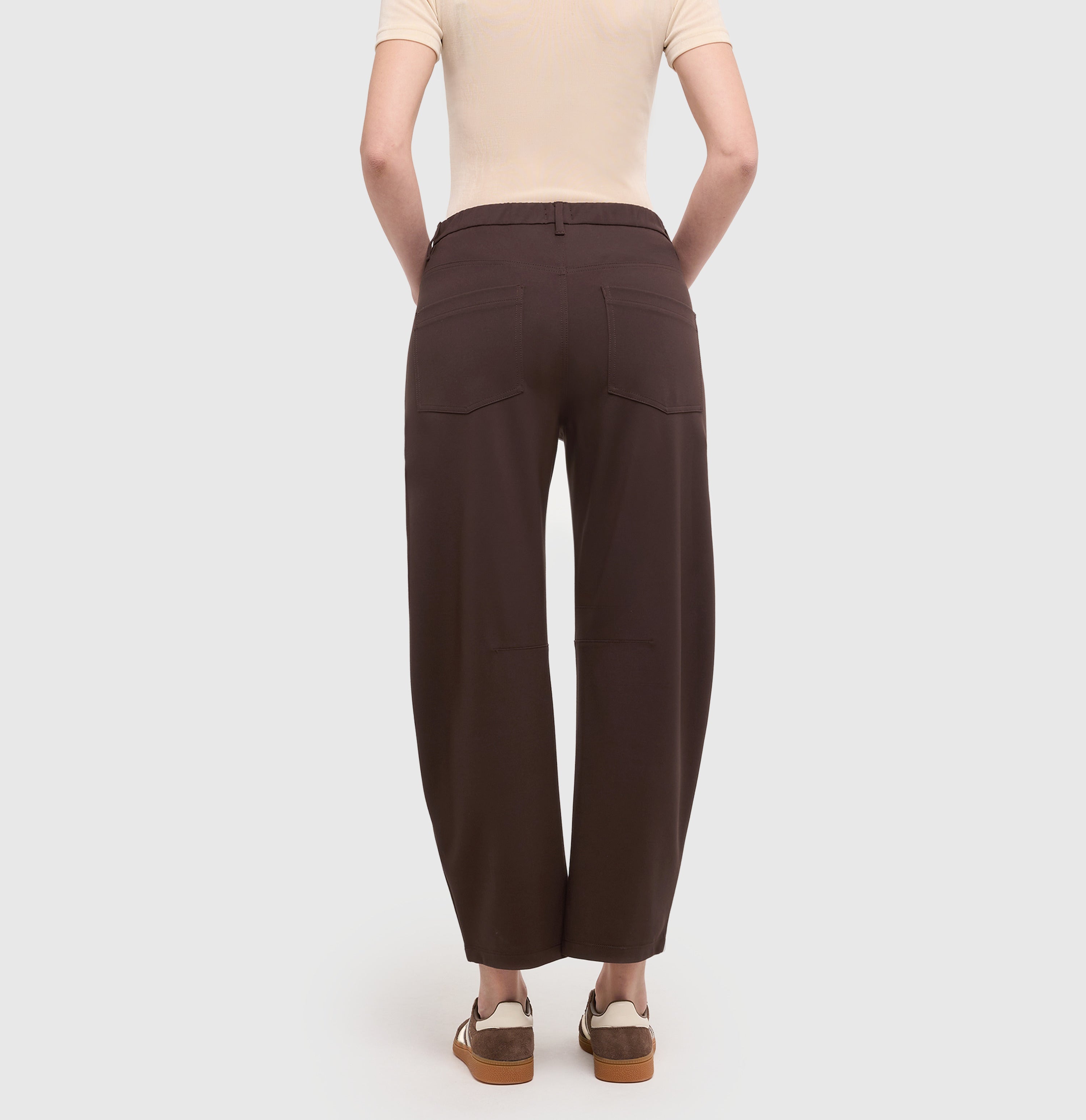 Baggy model made of soft jersey. | BAGGY SMART | truffle brown | Back view of model