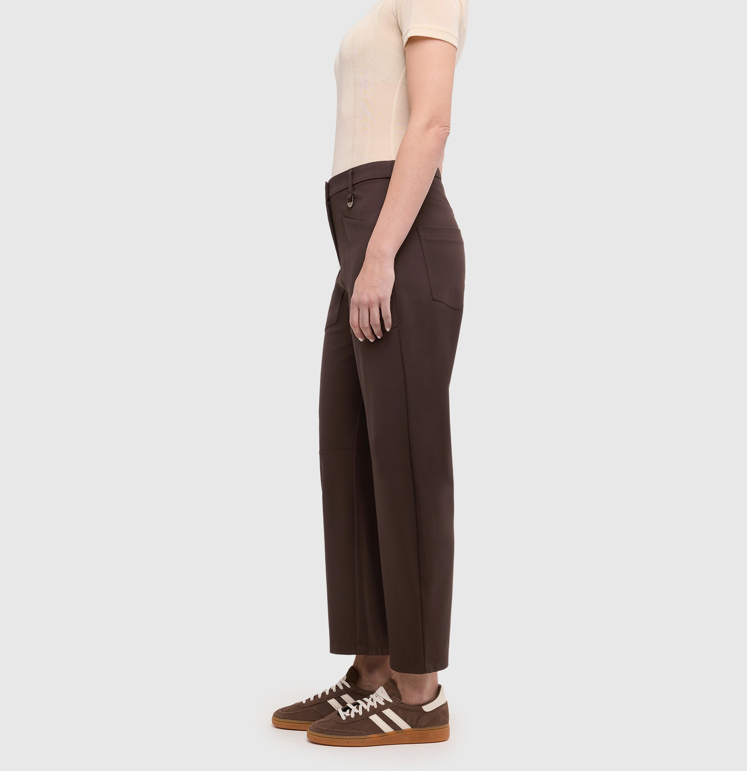 Baggy model made of soft jersey. | BAGGY SMART | truffle brown | Side view of model