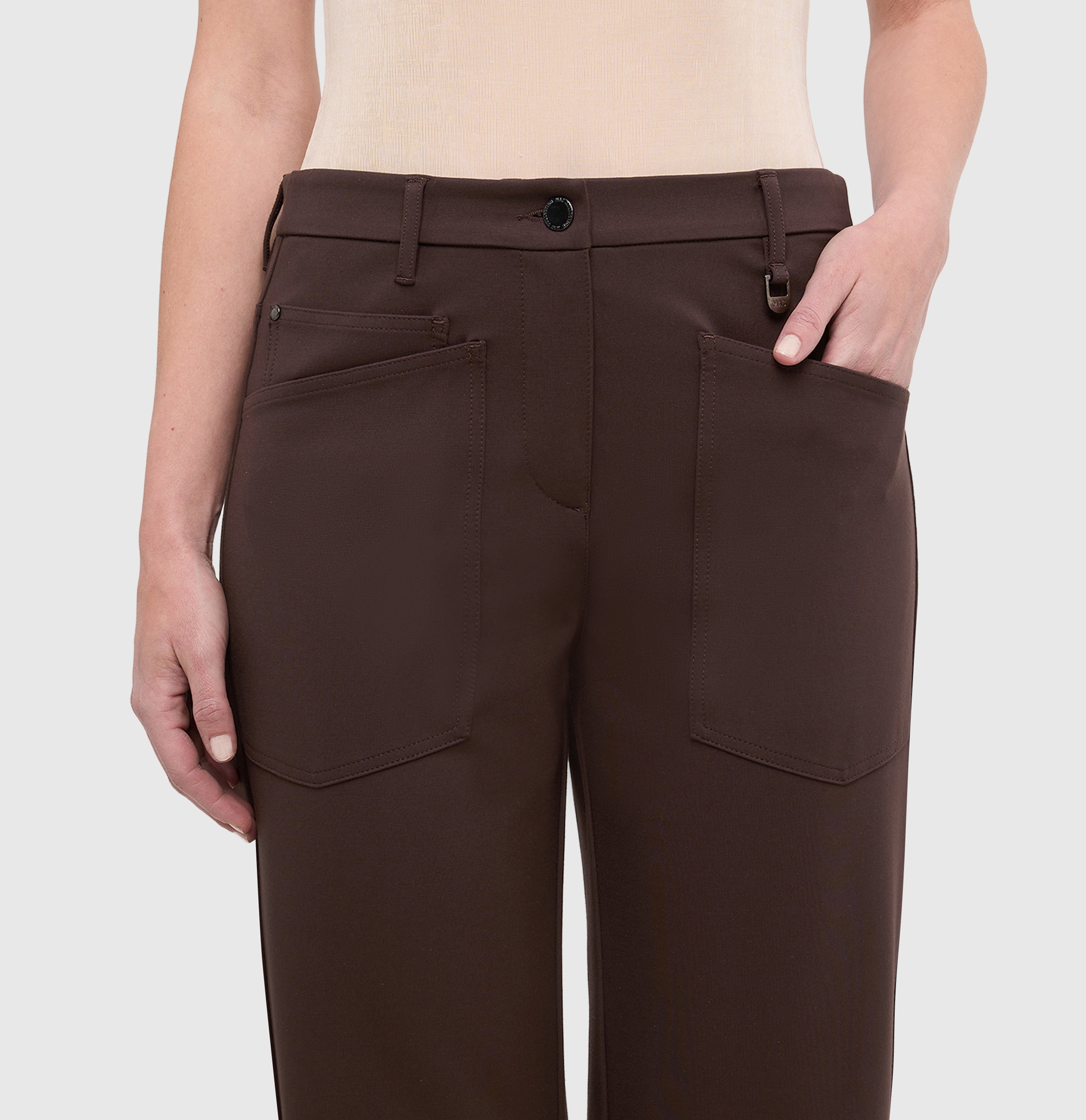 Baggy model made of soft jersey. | BAGGY SMART | truffle brown | Detailed view 2 of model