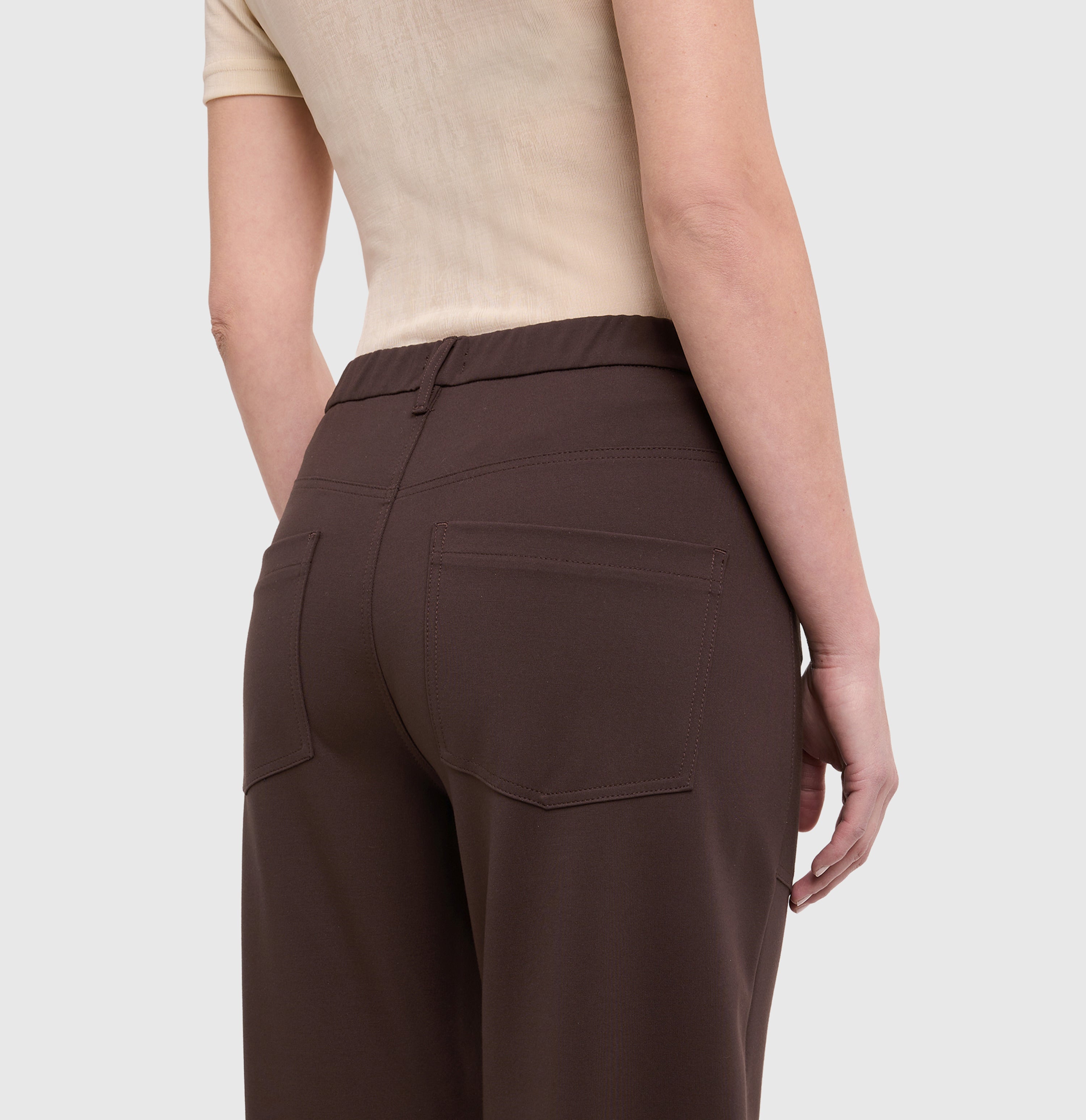 Baggy model made of soft jersey. | BAGGY SMART | truffle brown | Detailed view 3 of model