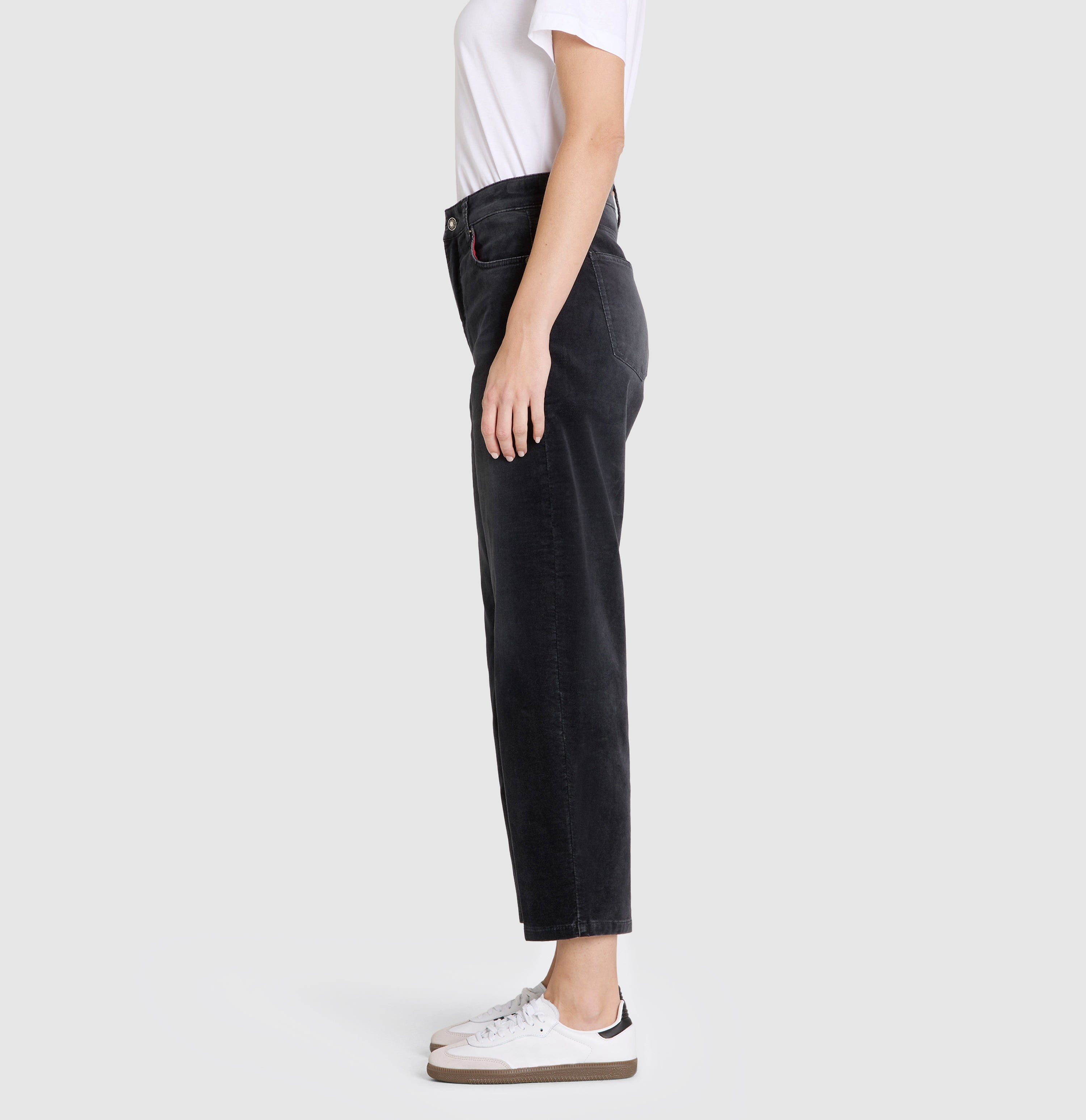 Velvety barrel trousers with a sporty used look. | DANNI | night grey | Side view of model