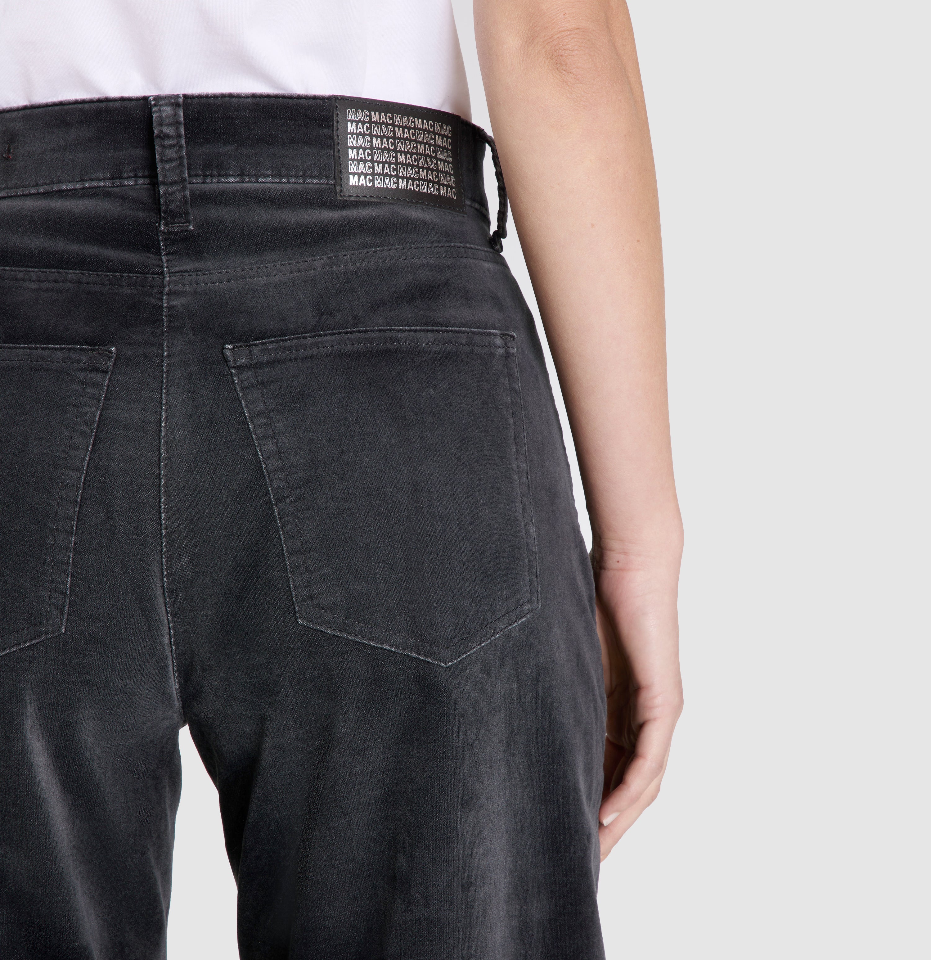 Velvety barrel trousers with a sporty used look. | DANNI | night grey | Detailed view 2 of model