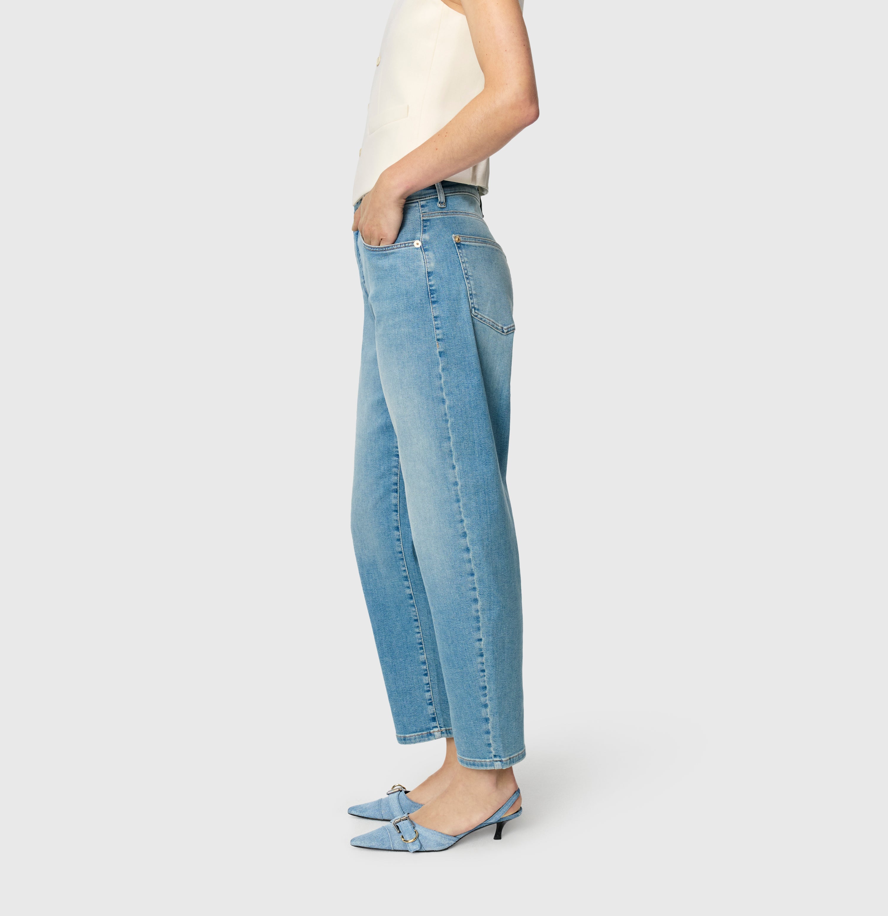Flexible barrel jeans in a cotton-lyocell blend. | DANNI | scissor blue used | Side view of model