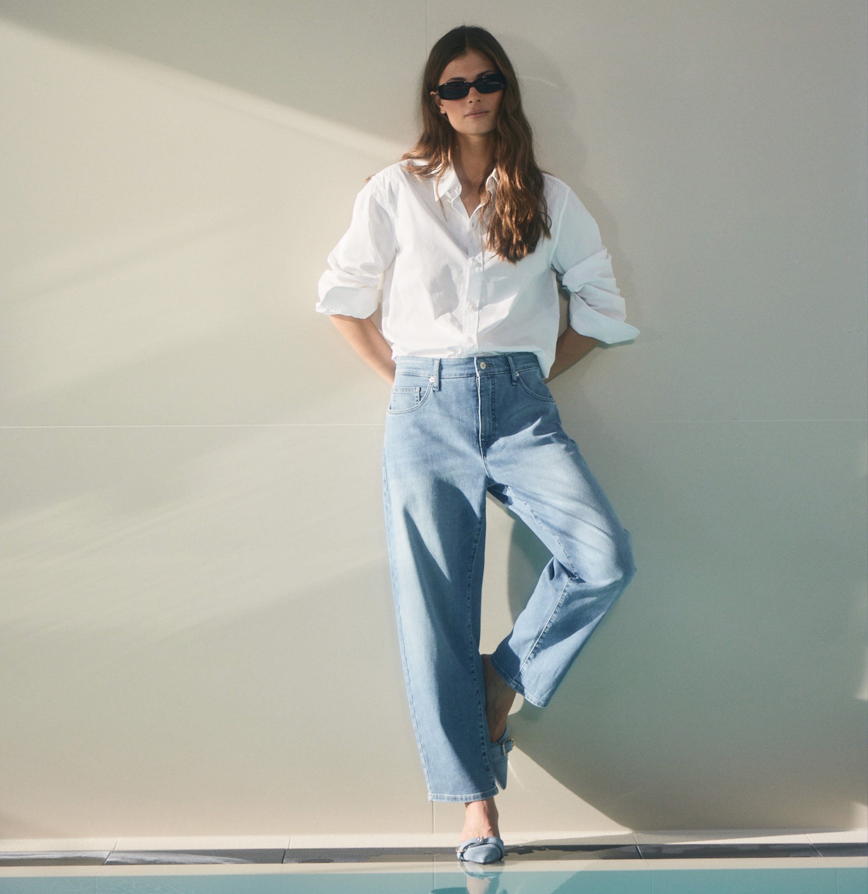 Flexible barrel jeans in a cotton-lyocell blend. | DANNI | scissor blue used | Campaign image 3