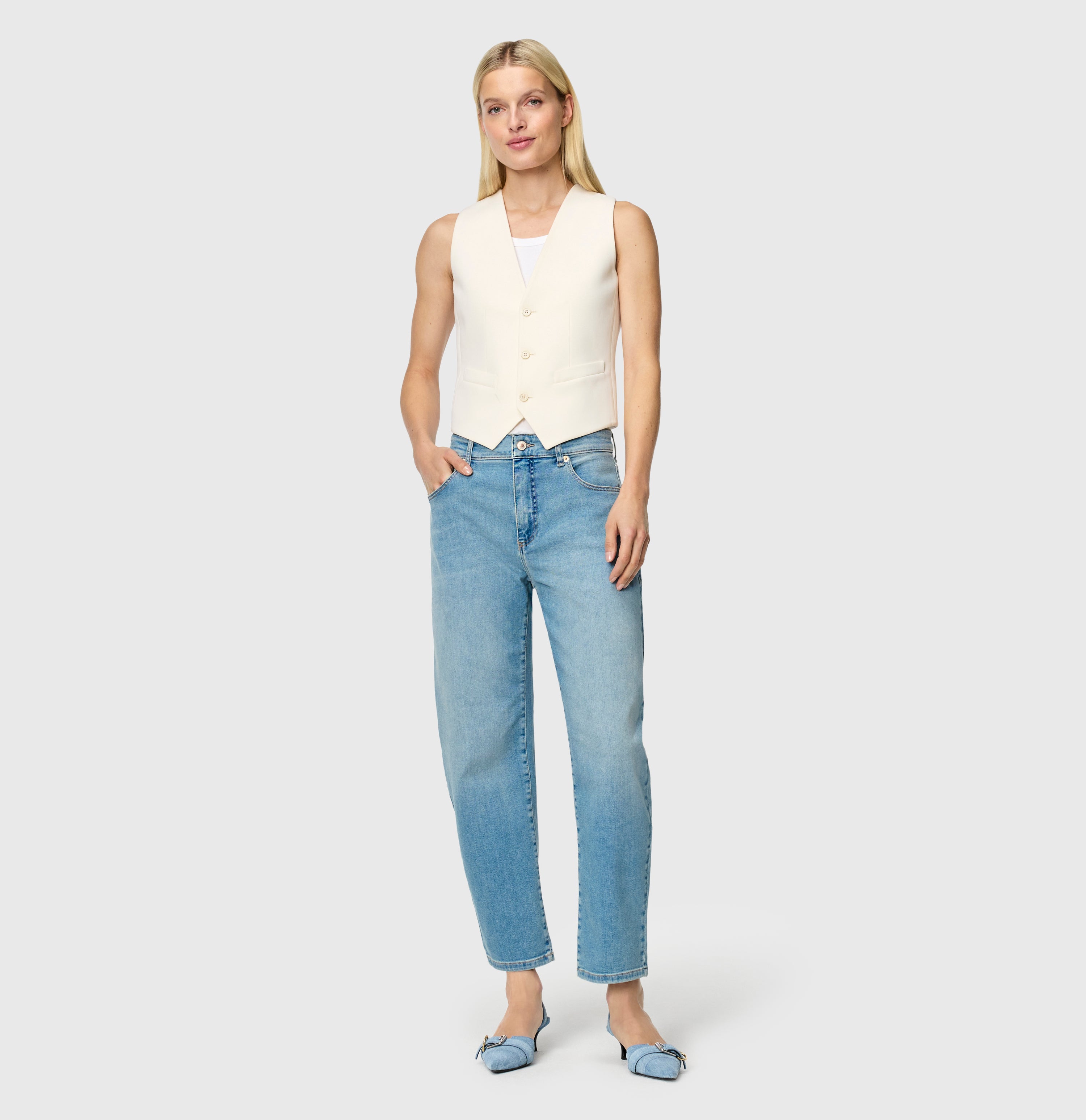 Flexible barrel jeans in a cotton-lyocell blend. | DANNI | scissor blue used | Full-body of model
