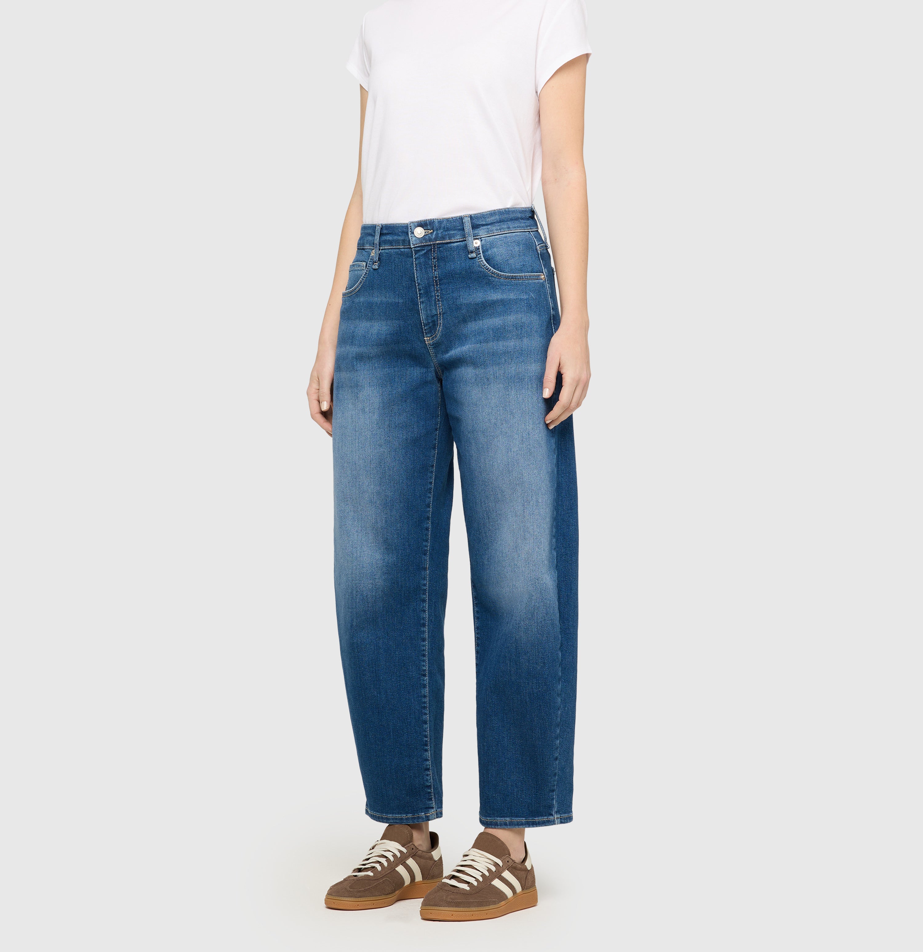 Barrel jeans in a light material blend. | DANNI | midblue used washed | Front view of model
