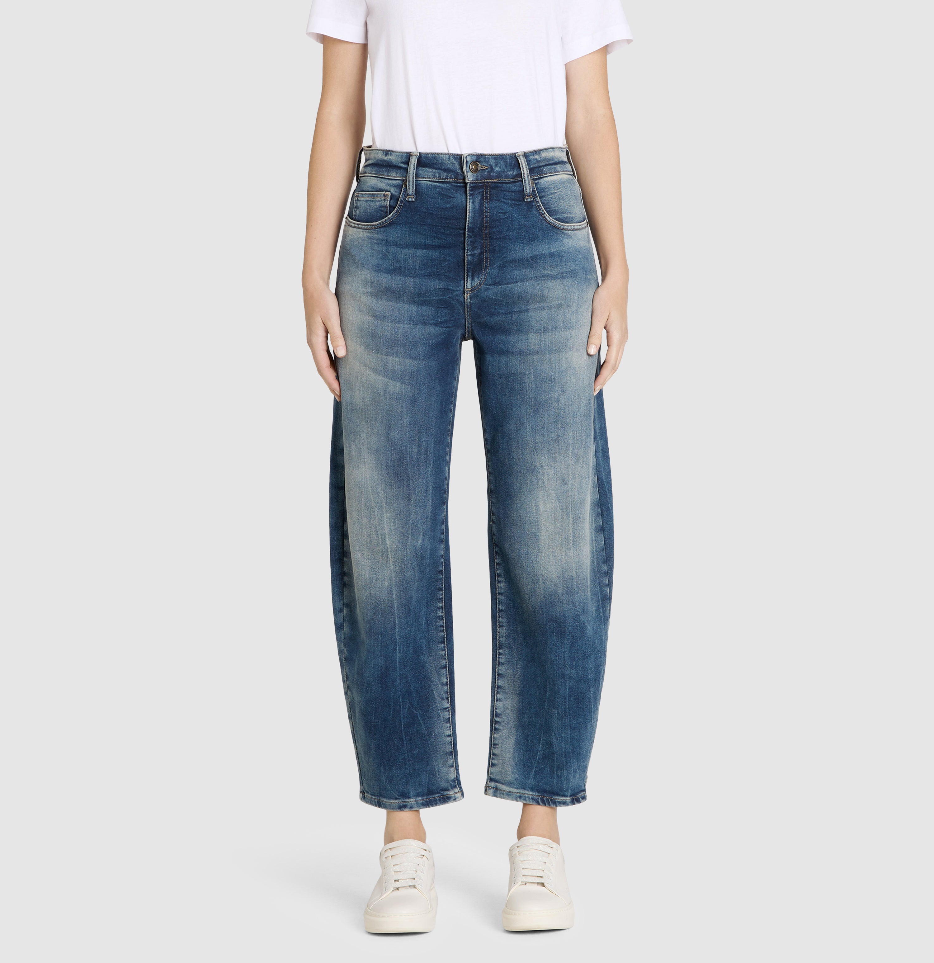 Barrel jeans in a light lyocell blend. | DANNI | stormy tinted blue | Front view of model