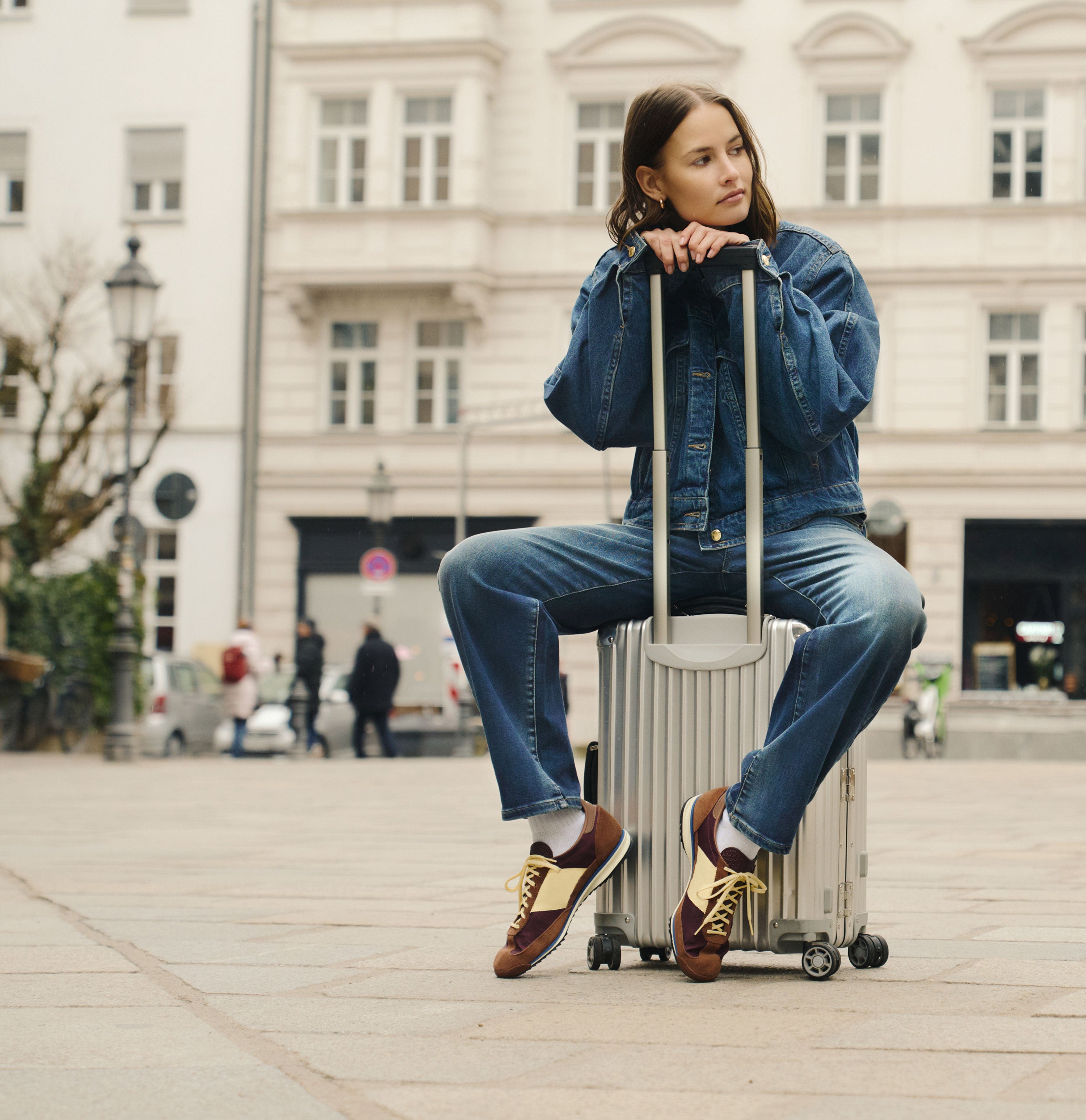 Flexible barrel jeans in a cotton-lyocell blend. | DANNI | stormy tinted blue | Campaign image 3