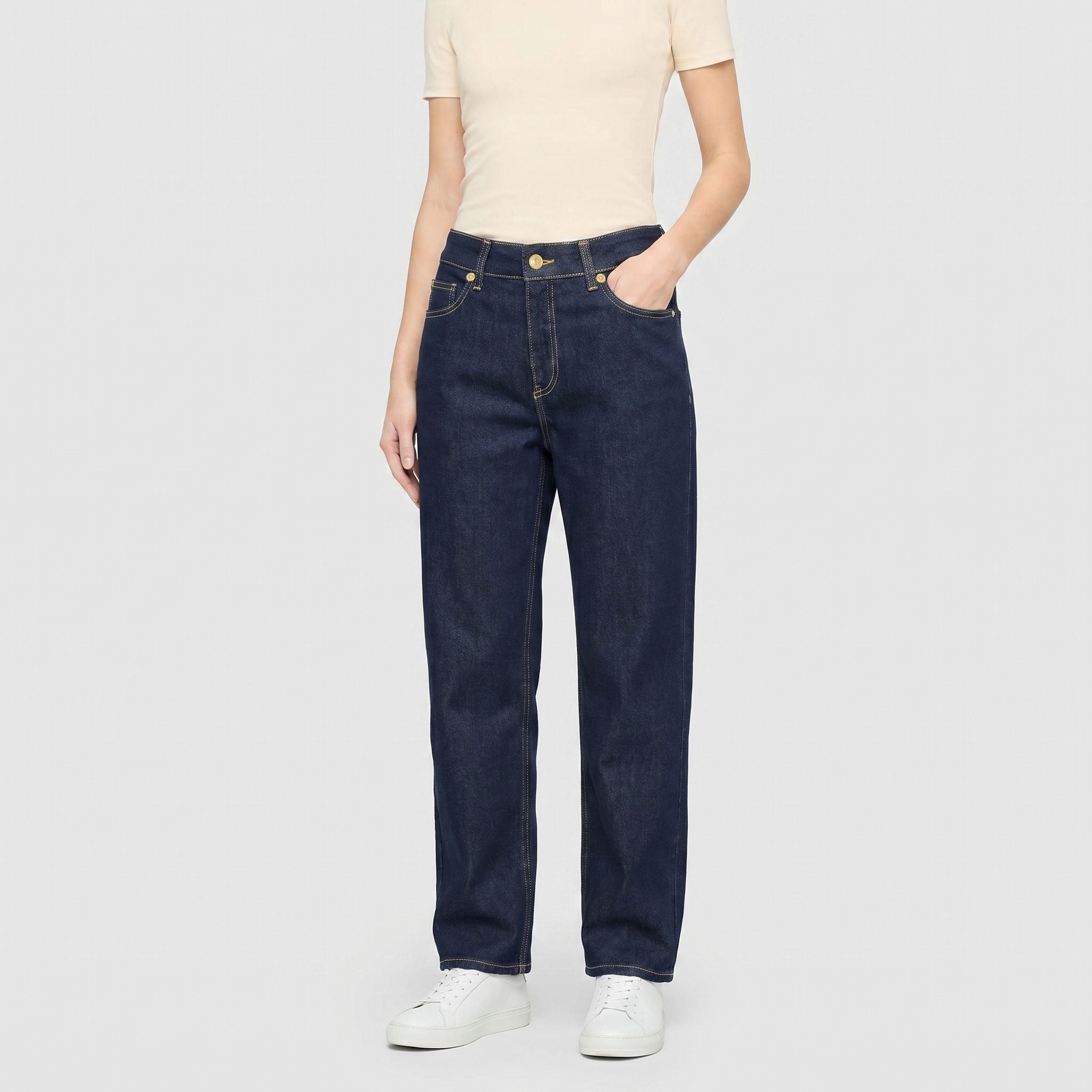 Barrel jeans in a light material blend. | DANNI | fashion rinsed | Front view of model
