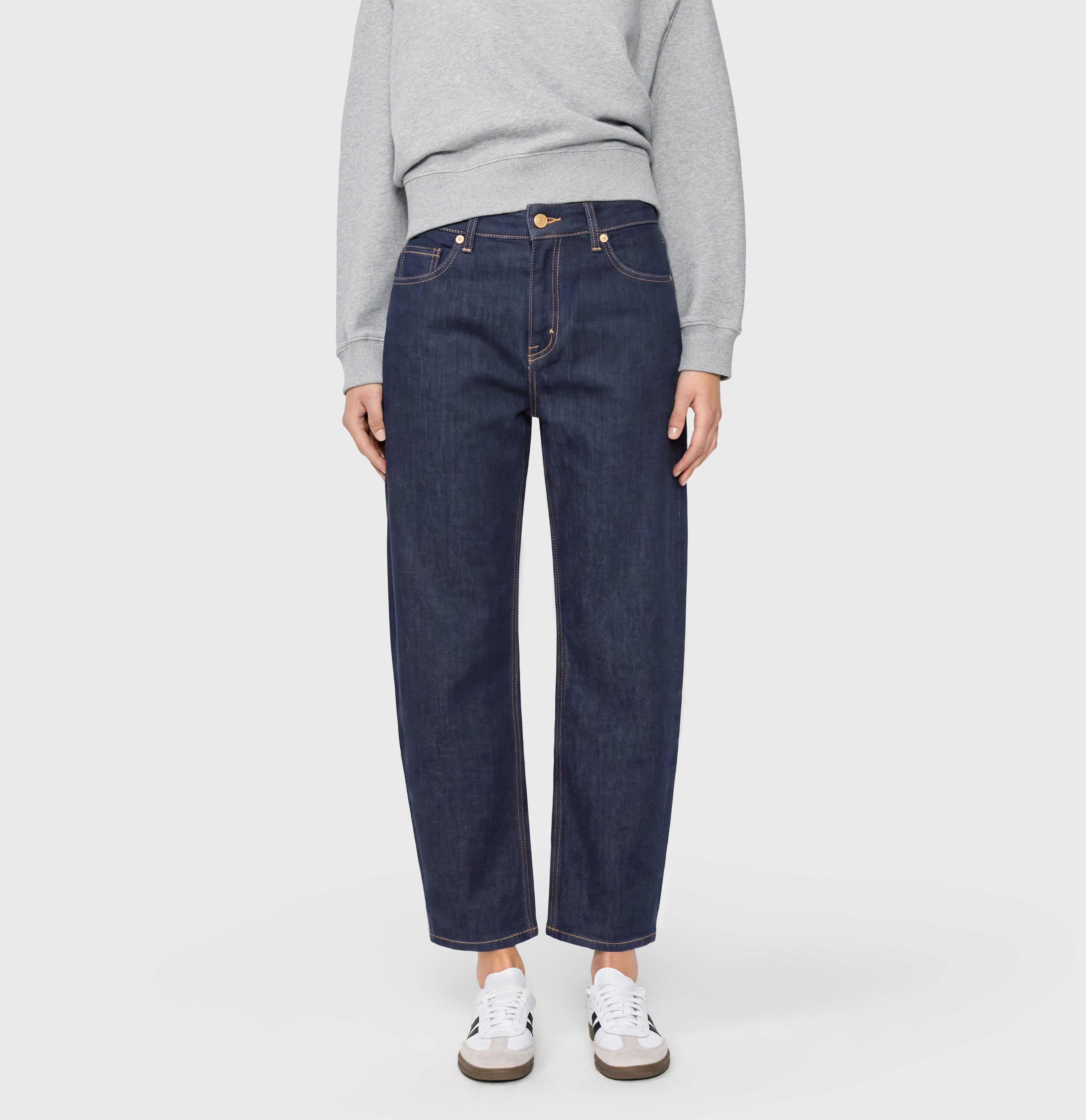 Barrel jeans in a light material blend. | DANNI | fashion rinsed | Front view of model