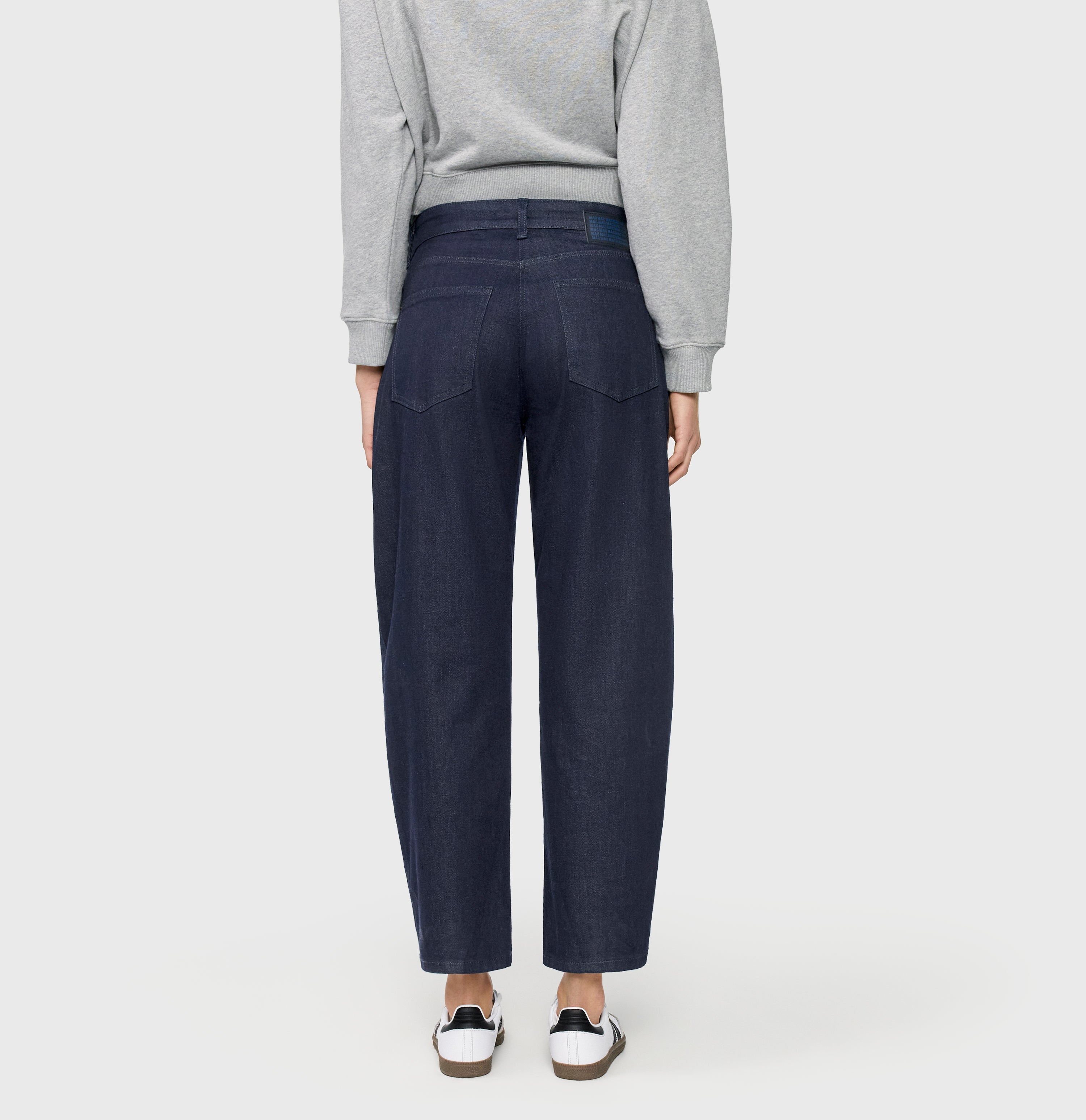 Barrel jeans in a light lyocell blend. | DANNI | fashion rinsed | Back view of model