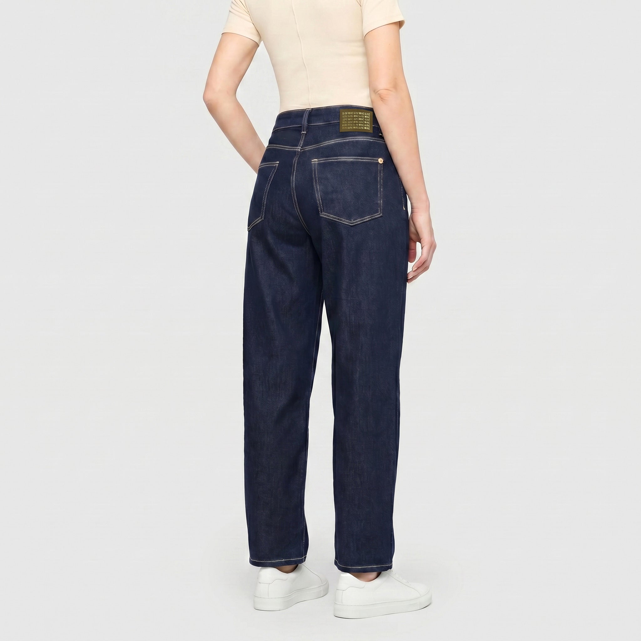Barrel jeans in a light material blend. | DANNI | fashion rinsed | Back view of model