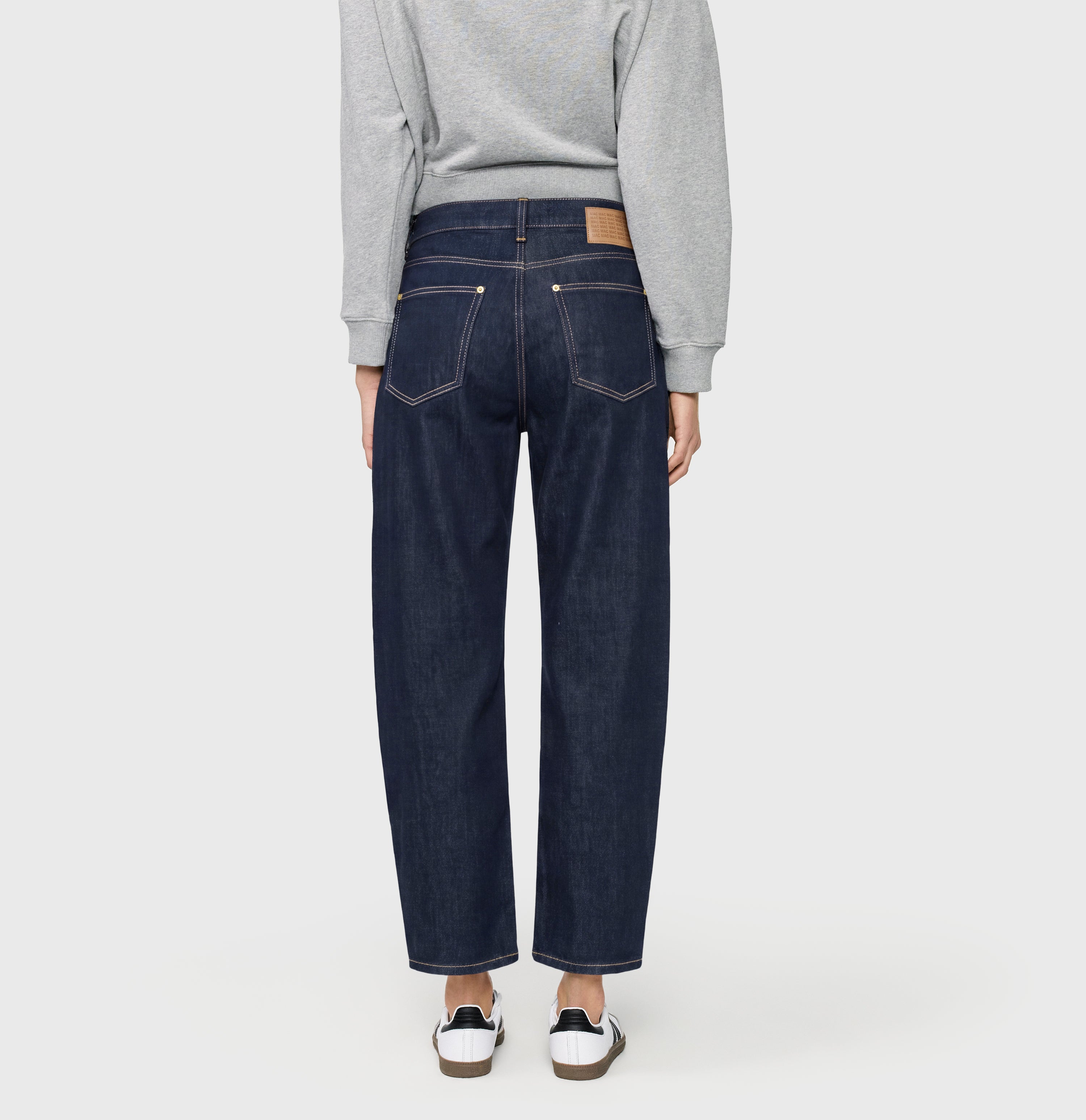 Barrel jeans in a light material blend. | DANNI | fashion rinsed | Back view of model