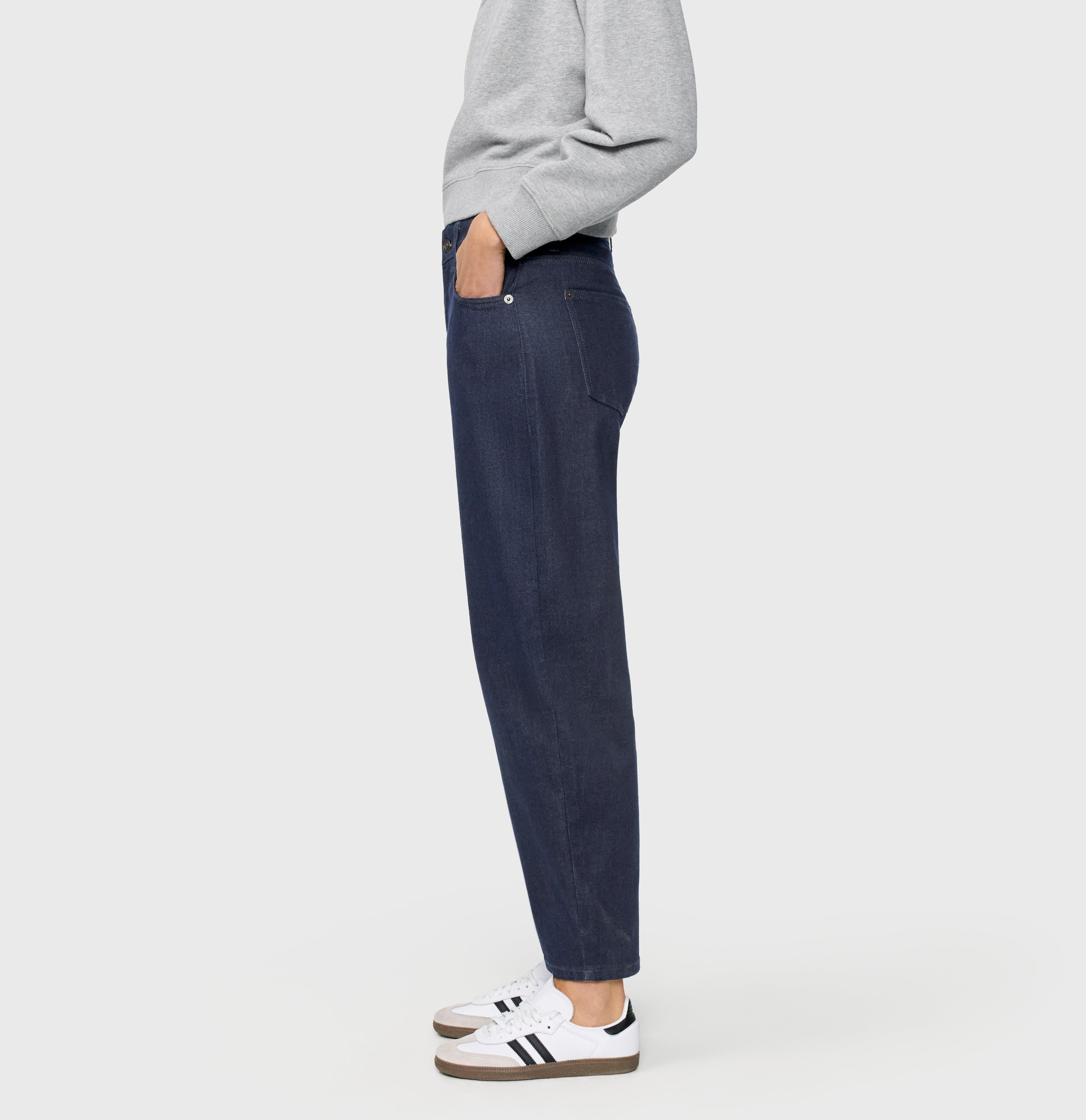 Barrel jeans in a light material blend. | DANNI | fashion rinsed | Side view of model