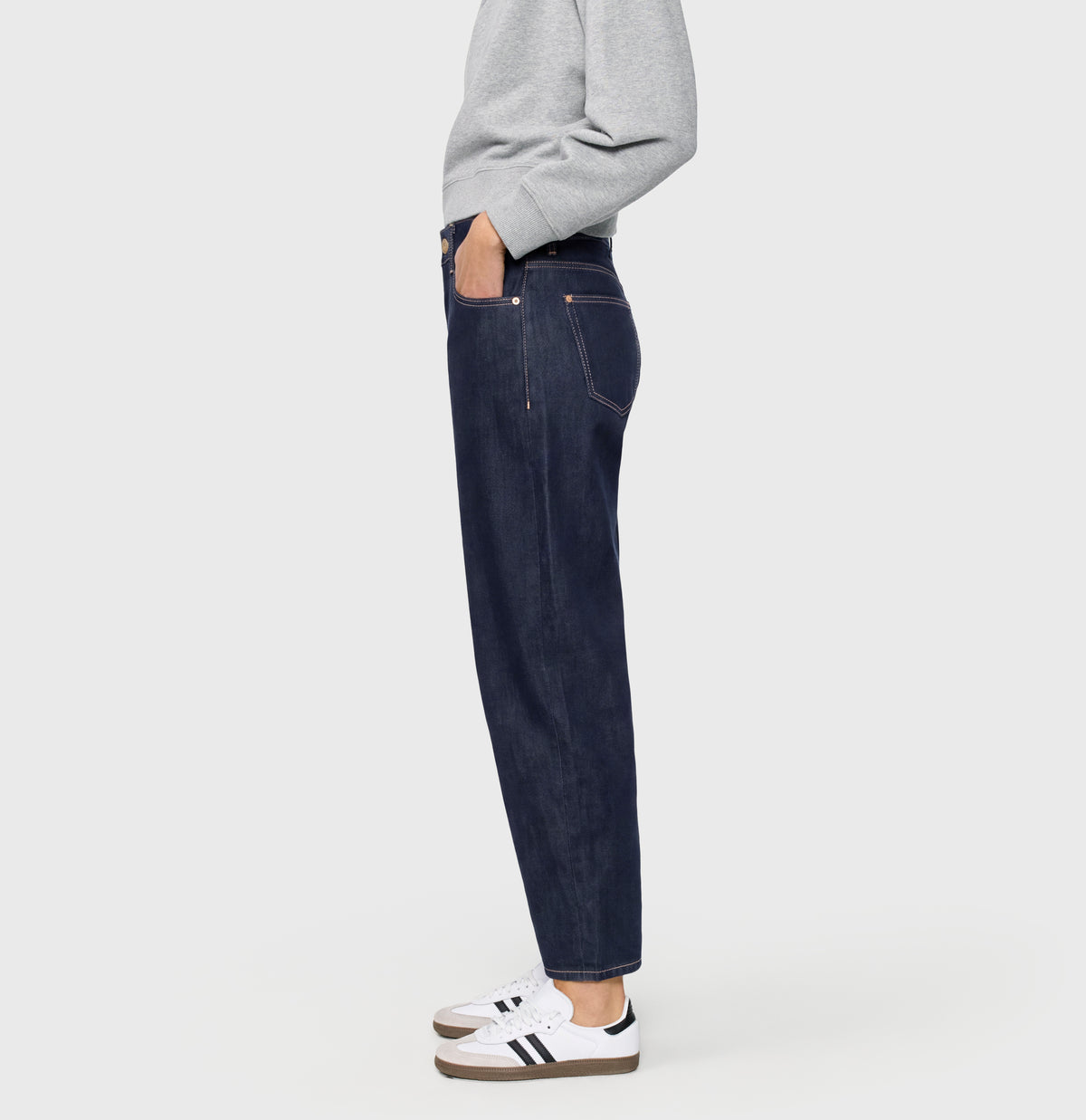 Barrel jeans in a light material blend. | DANNI | fashion rinsed | Side view of model