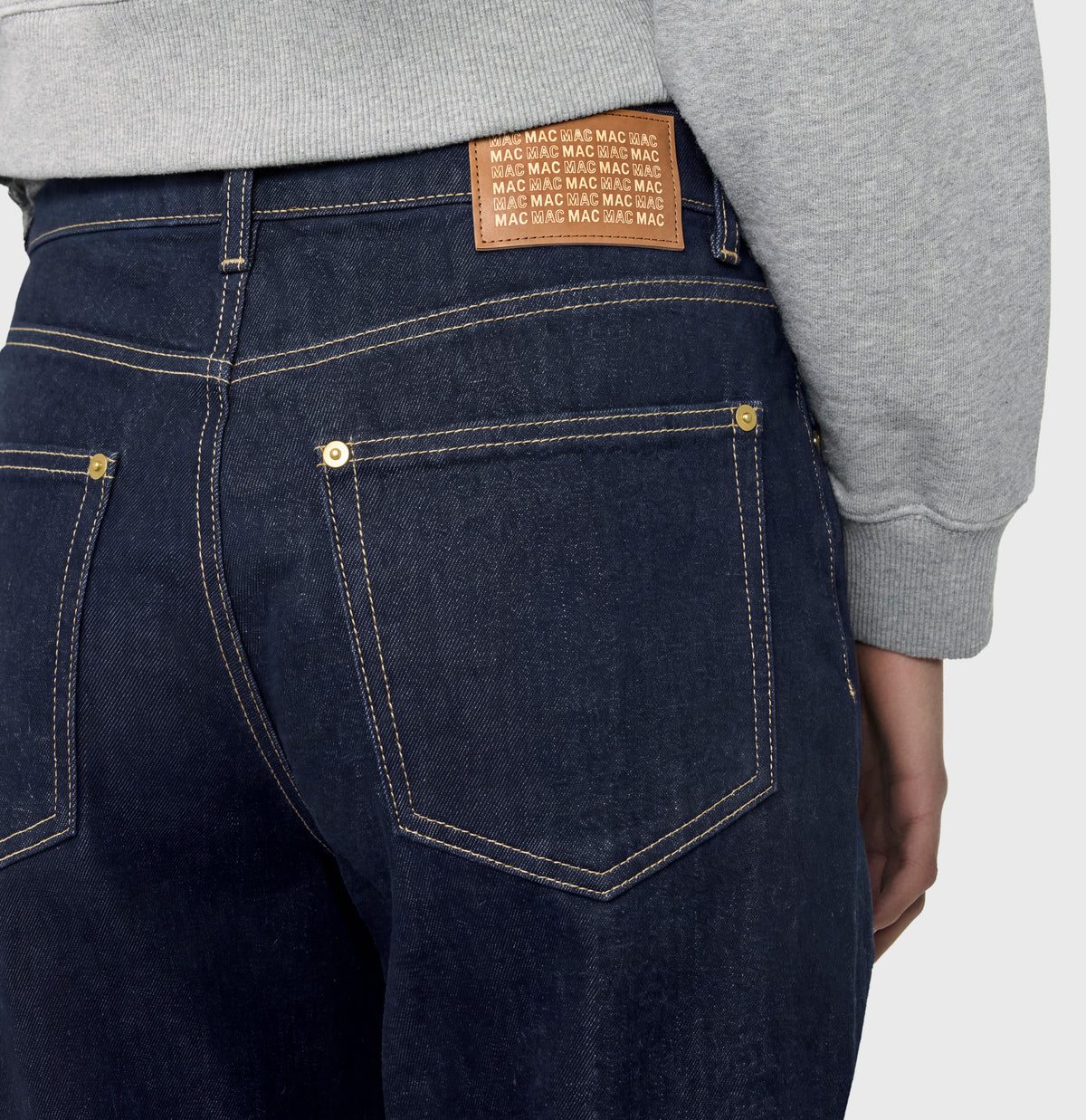 Barrel jeans in a light material blend. | DANNI | fashion rinsed | Detailed view 2 of model