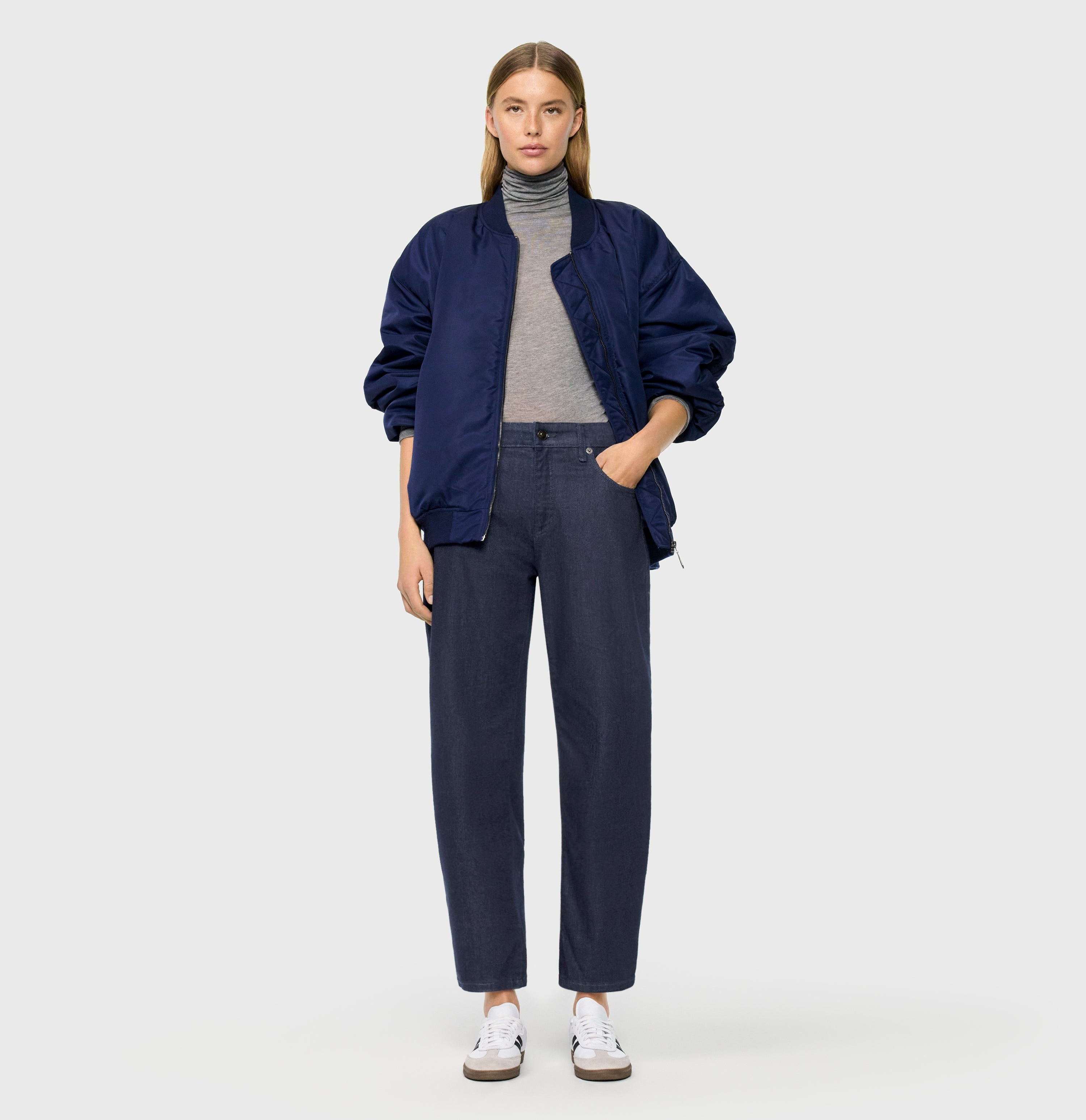 Barrel jeans in a light material blend. | DANNI | fashion rinsed | Full-body of model