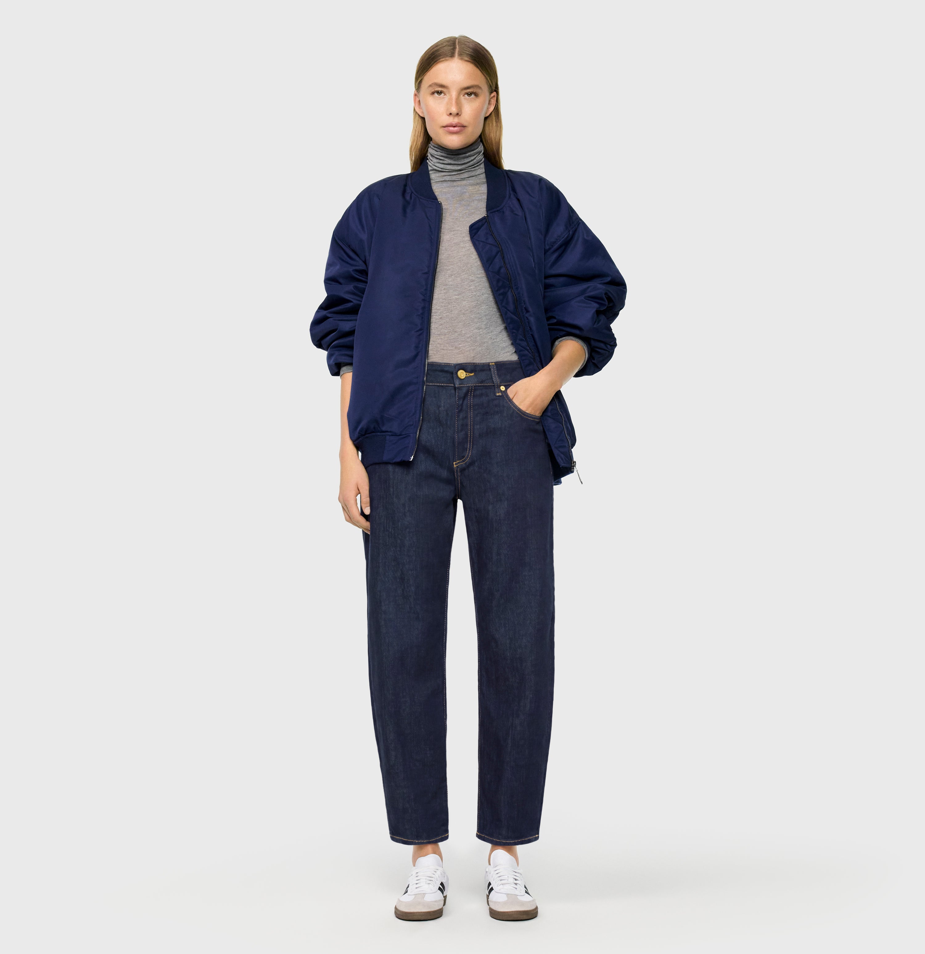 Barrel jeans in a light material blend. | DANNI | fashion rinsed | Full-body of model