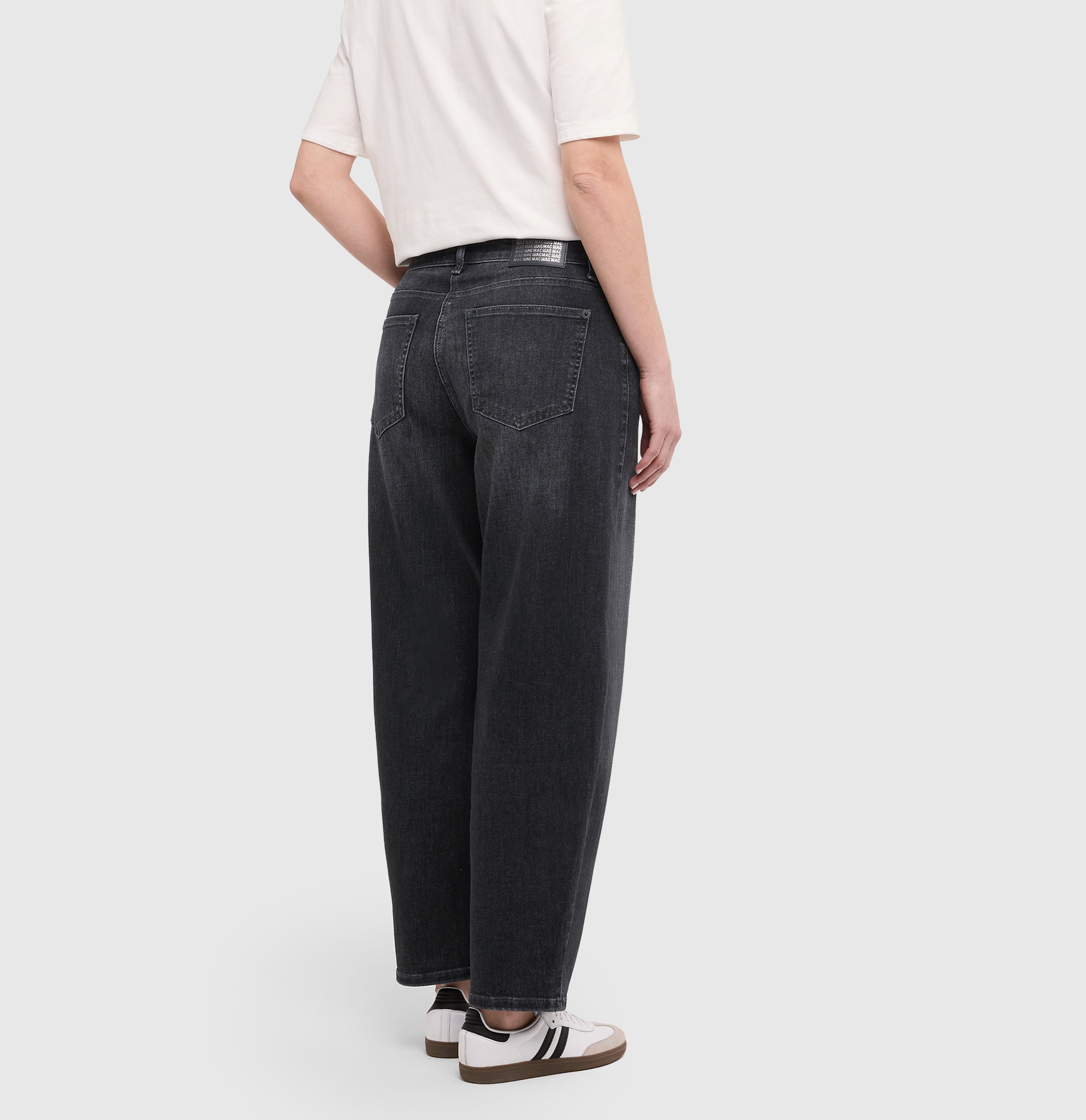 Barrel jeans in a light lyocell blend. | DANNI | authentic black wash | Back view of model