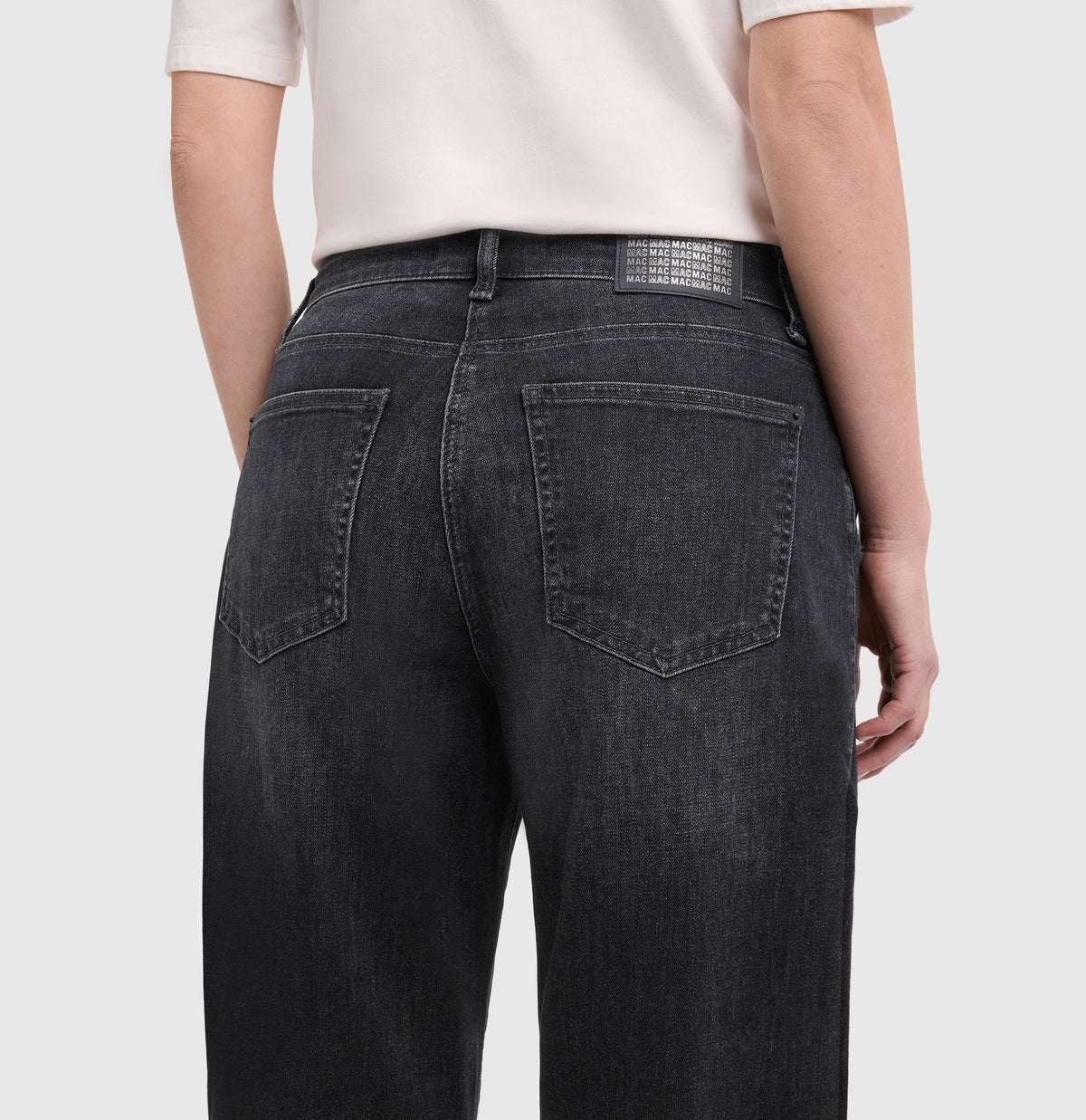 Barrel jeans in a light material blend. | DANNI | authentic black wash | Detailed view 2 of model