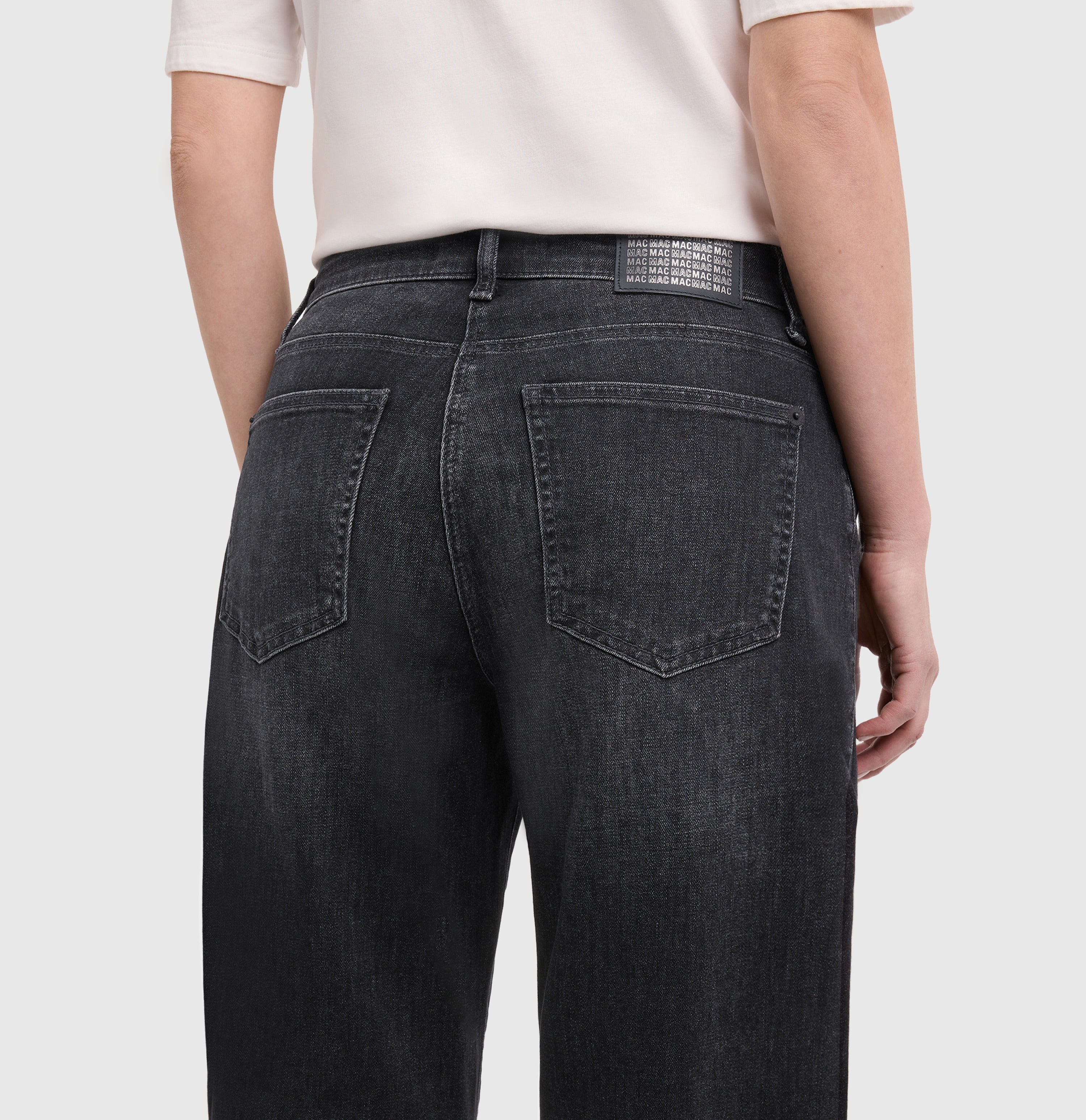 Barrel jeans in a light lyocell blend. | DANNI | authentic black wash | Detailed view 2 of model