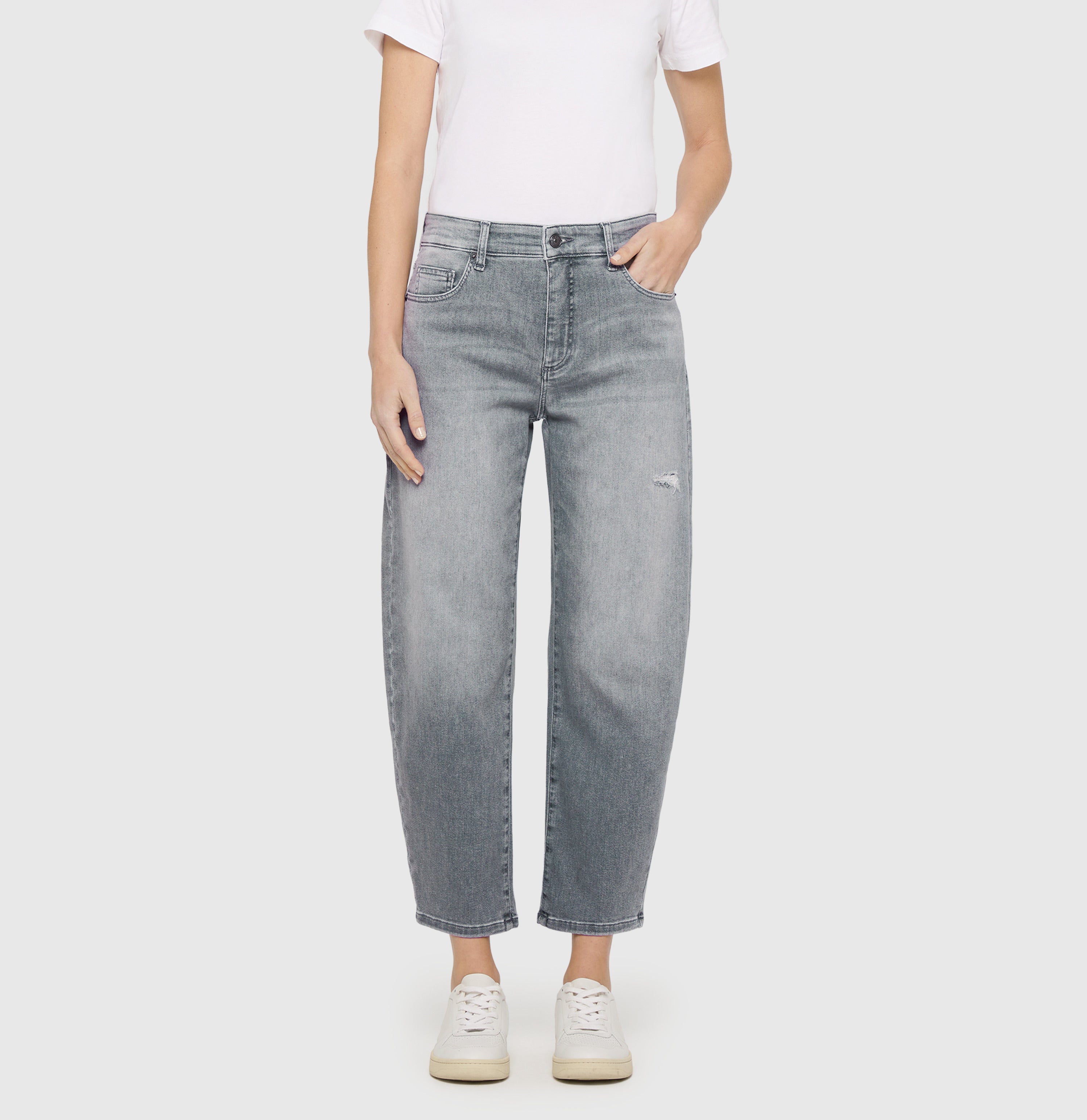 Barrel jeans in a light lyocell blend. | DANNI | fancy grey used | Front view of model