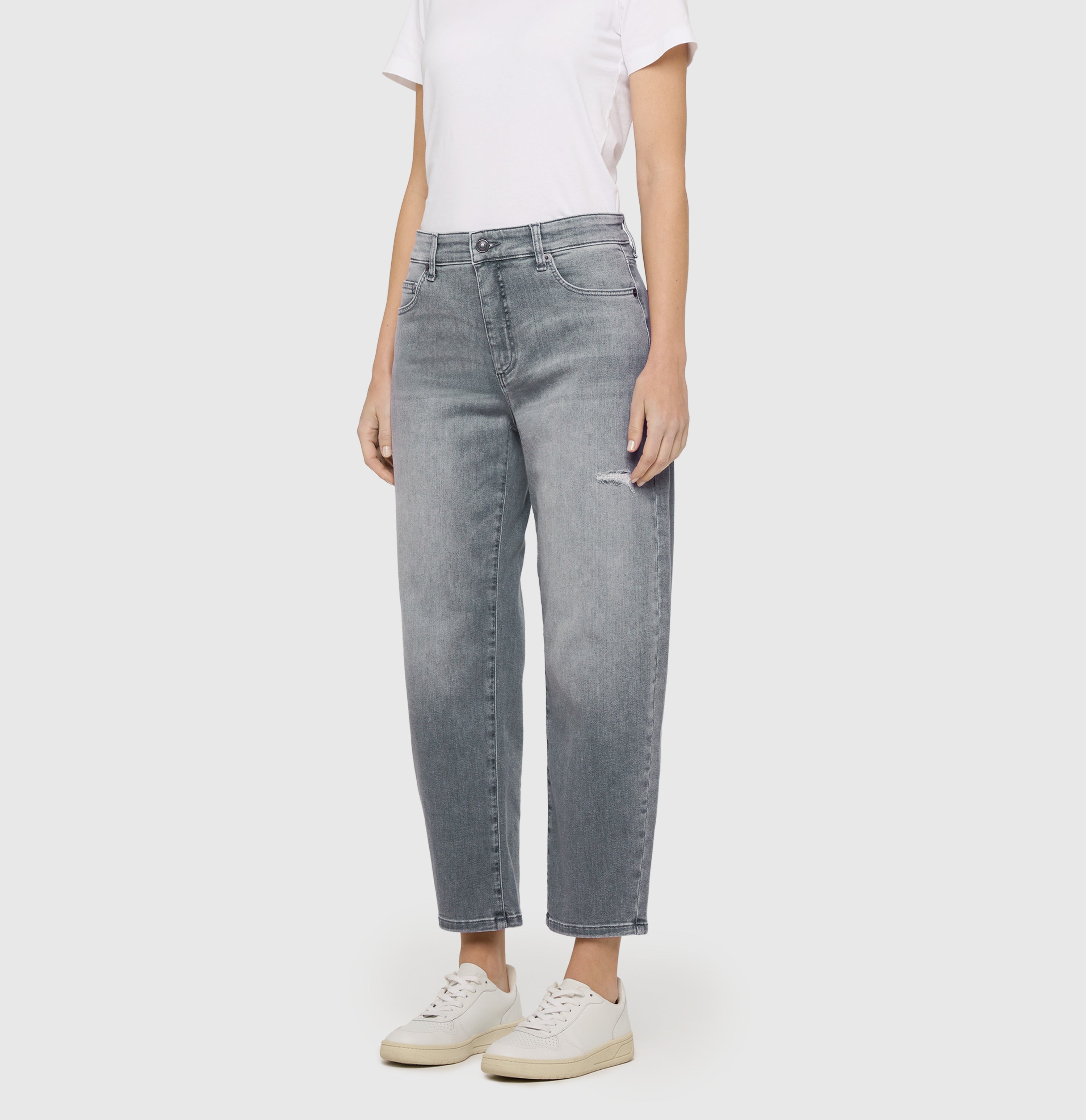 Barrel jeans in a light lyocell blend. | DANNI | fancy grey used | Side view of model