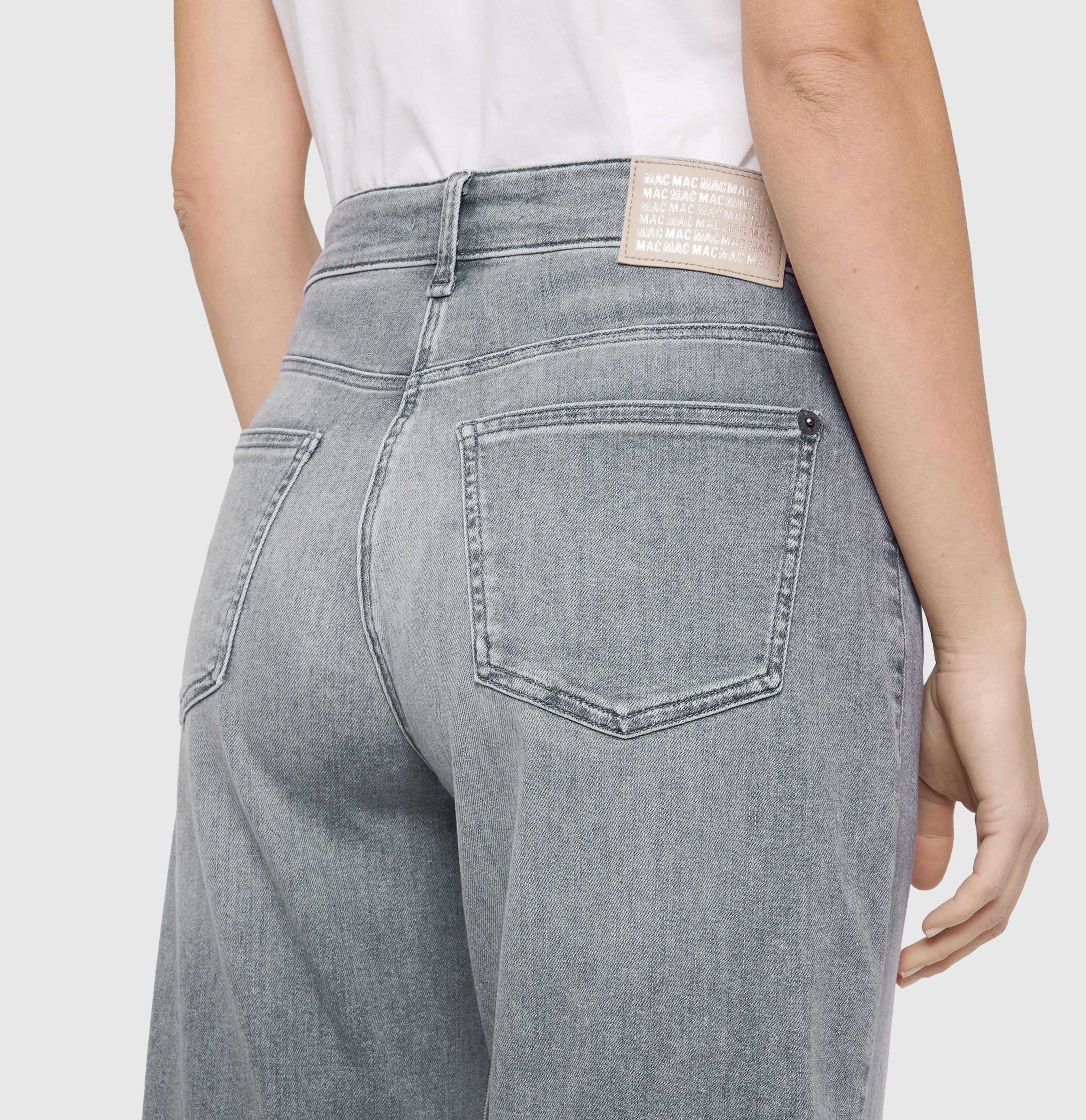 Barrel jeans in a light lyocell blend. | DANNI | fancy grey used | Detailed view 2 of model