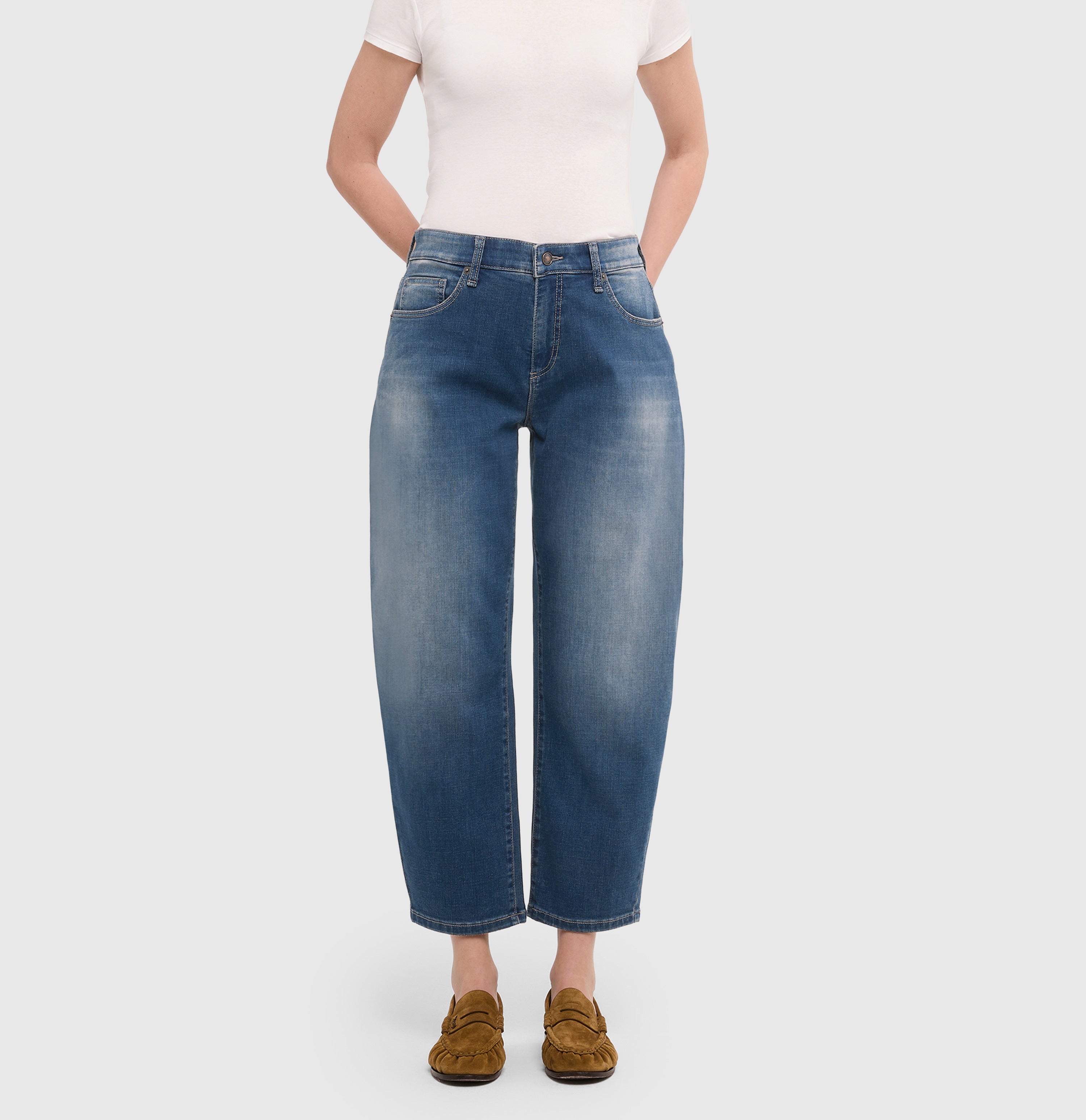 Barrel jeans in a light lyocell blend. | DANNI | stormy midblue brown | Front view of model