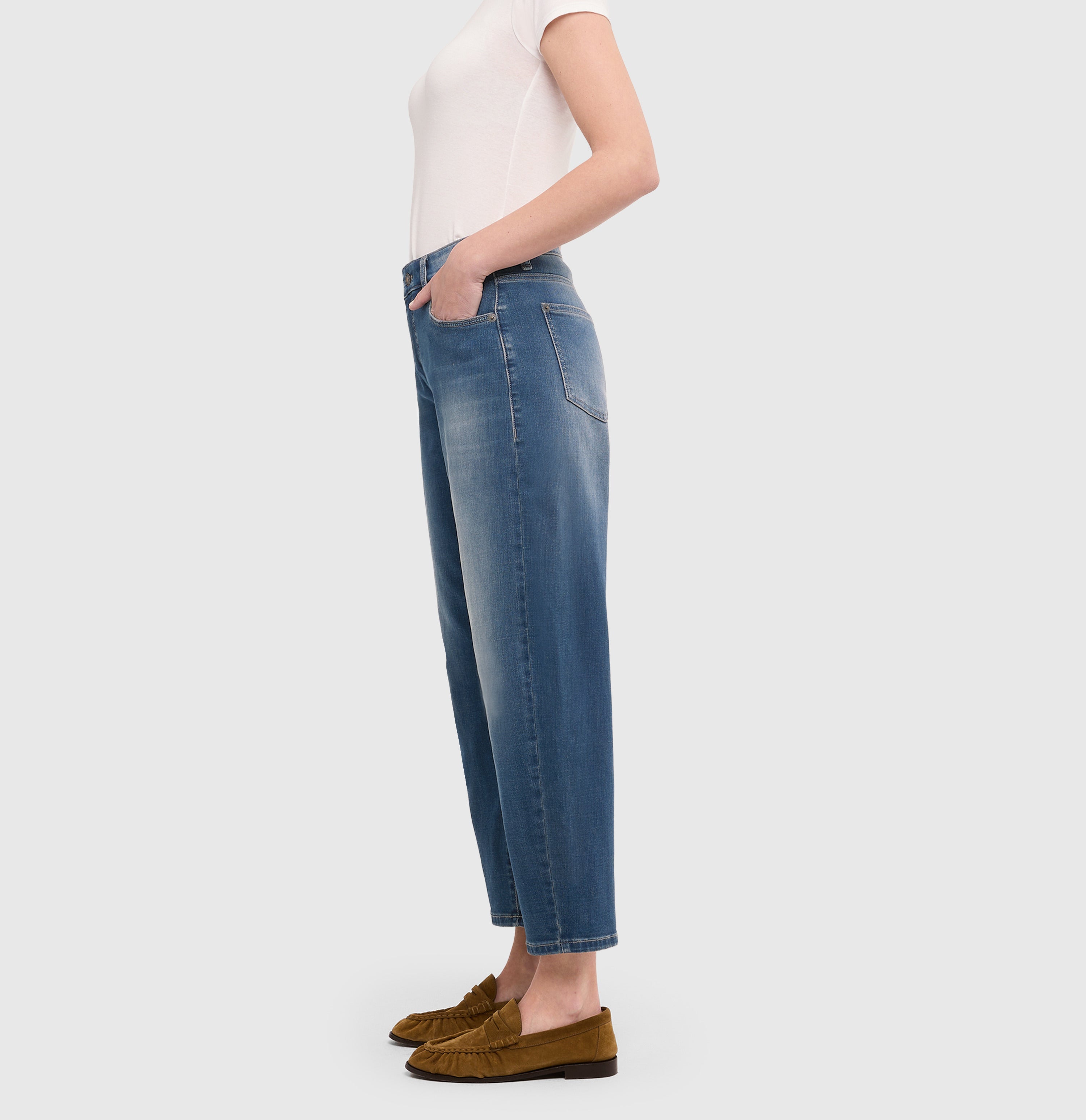 Barrel jeans in a light lyocell blend. | DANNI | stormy midblue brown | Side view of model